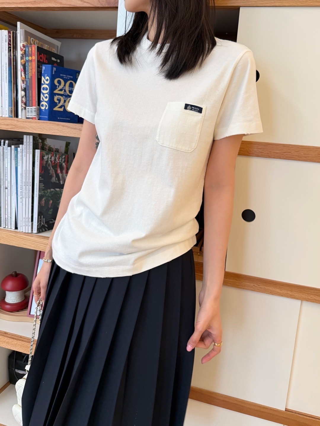 NO:838118,The white T-shirt of Rada is the answer to relaxation that never goes out of style, Prada,19860909rada白T,是永不过时的松弛感答案,,prada,,Women's clothing