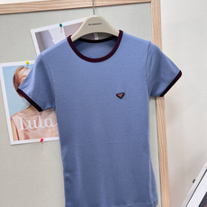 🆕Prada 26新款复古撞色圆领短袖T恤✨高定软糯竖坑条纯棉面料,弹力细腻贴身,春夏透气不闷汗垂顺有型 🆕Prada 26新款复古撞色圆领短袖T恤✨高定软糯竖坑条纯棉面料,弹力细腻贴身,春夏透气不闷汗垂顺有型