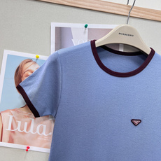 🆕Prada 26新款复古撞色圆领短袖T恤✨高定软糯竖坑条纯棉面料,弹力细腻贴身,春夏透气不闷汗垂顺有型 🆕Prada 26新款复古撞色圆领短袖T恤✨高定软糯竖坑条纯棉面料,弹力细腻贴身,春夏透气不闷汗垂顺有型