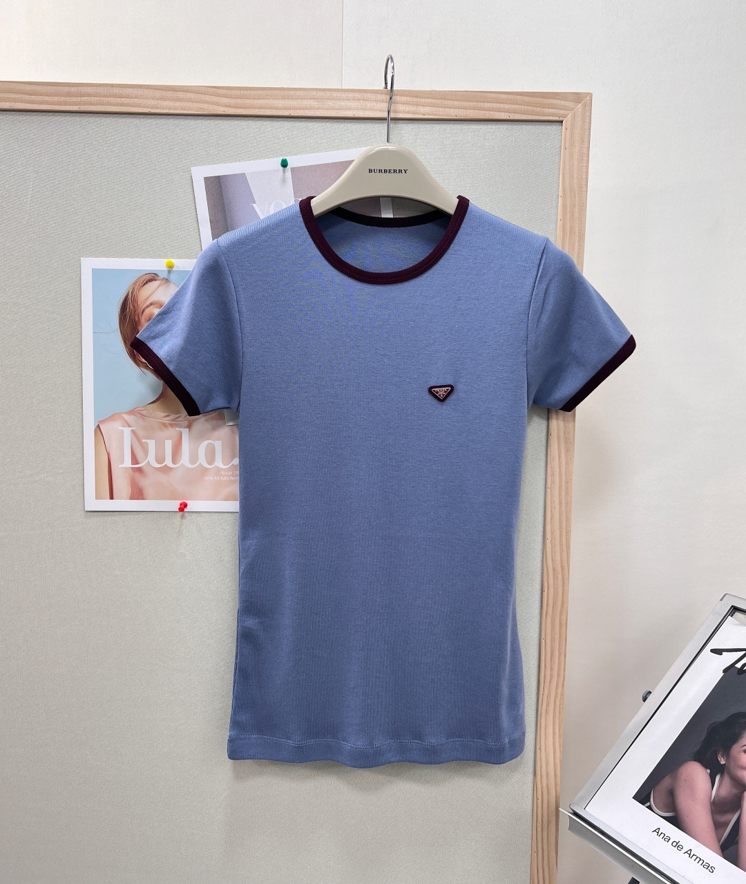 NO:838136,Prada 26 new retro contrast color round neck short-sleeved T-shirt, high-definition, soft and waxy vertical strips of pure cotton fabric, elastic and close to the body, breathable in spring and summer, not sweaty, draped and stylish, not easy to deform, skin-friendly, soft and waxy without restraint, slim and not tight, long-wearing without looseness, - haze gray background + burgundy contrasting edged collar and cuffs, full of retro atmosphere, niche high-end non-contrast style  - The classic triangular metal brand logo on the chest, low-key and refined, and full of light luxury recognition - Fitted and slim fit, neatly modify the body shape, cinching the waist to show slimming, optimizing the proportion of the whole body - Invisible slit details at the hem, unrestricted movement, more comfortable and casual wear. Retro contrasting color matching, yellow leather shows white, no matter skin color or matching. Wear alone, simple and high-end, layered jackets, vests are full of atmosphere. Suitable for all scenes with jeans, skirts and casual pants.  It is easy to handle daily commuting, leisure outings, and gentle dates. It is a versatile basic top for spring and summer. It has all three standards and is available in large quantities!  Size sml,,prada,skirts,jeans,jackets & coats,T-shirt,tees,t-shirt,19860909Prada 26新款复古撞色圆领短袖T恤高定软糯竖坑条纯棉面料,弹力细腻贴身,春夏透气不闷汗 垂顺有型不易变形,亲肤软糯无束缚,修身不紧绷,久穿不松垮, -雾霾灰底色+酒红撞色包边领口&袖口,复古氛围感拉满,小众高级不撞款 -胸前经典三角金属品牌徽标,低调精致,轻奢辨识度十足 -合身修身版型,利落修饰身形,收腰显瘦藏肉,优化全身比例 -下摆隐形开衩细节,活动无束缚,穿着更自在随性 复古撞色配色黄皮巨显白,不挑肤色不挑搭配 单穿简约高级,叠穿外套、马甲氛围感十足 搭配牛仔裤、半身裙、休闲裤全场景适配 日常通勤、休闲出游、温柔约会都轻松驾驭,春夏百搭万能基础上衣,三标齐全,大货出！ 尺码sml,,prada,skirts,jeans,jackets & coats,T-shirt,tees，t-shirt,,Women's clothing