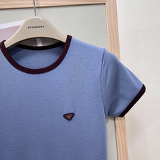 🆕Prada 26新款复古撞色圆领短袖T恤✨高定软糯竖坑条纯棉面料,弹力细腻贴身,春夏透气不闷汗垂顺有型 🆕Prada 26新款复古撞色圆领短袖T恤✨高定软糯竖坑条纯棉面料,弹力细腻贴身,春夏透气不闷汗垂顺有型