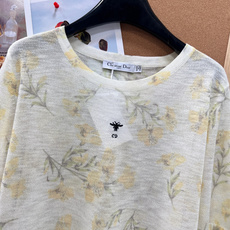 🆕Dior 26春夏新款黄花印花小蜜蜂针织短袖🌼 甄选轻薄透气混纺针织面料,朦胧通透肌理,软糯亲肤不扎身 🆕Dior 26春夏新款黄花印花小蜜蜂针织短袖🌼 甄选轻薄透气混纺针织面料,朦胧通透肌理,软糯亲肤不扎身