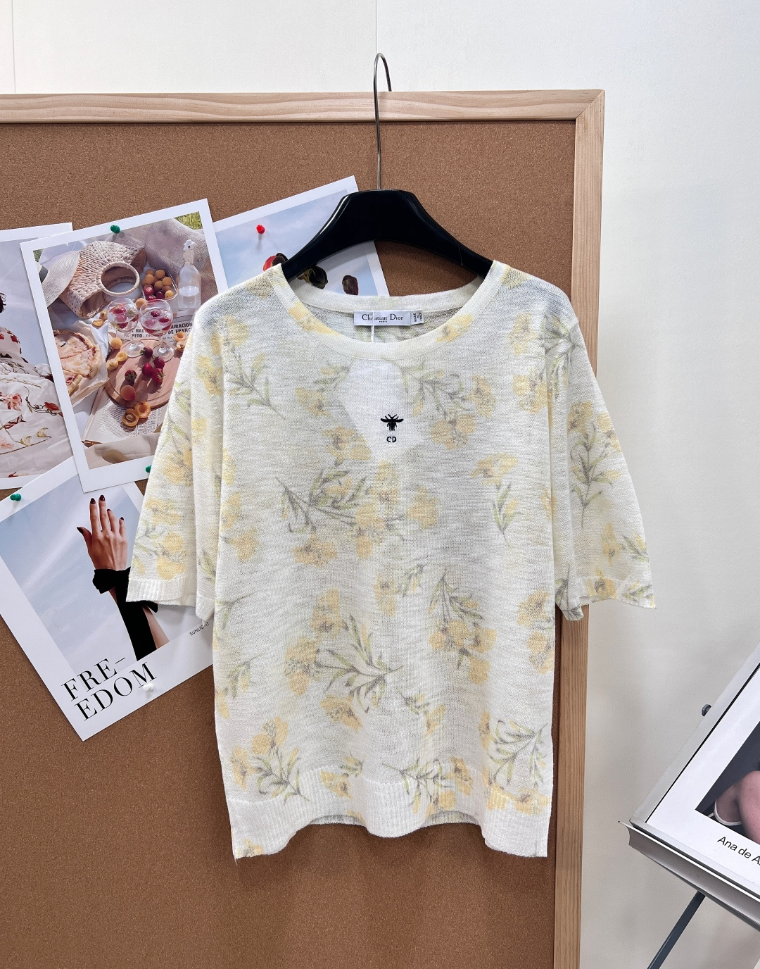 NO:838148,Dior 26 new spring and summer yellow flower printed little bee knitted short sleeves. Selected light and breathable blended knitted fabrics, hazy and transparent texture, soft and skin-friendly without being stuck. The upper body is refreshing and breathable in spring and summer without being stuffy. It has a soft fairy-like feel, drapes and is relaxed and not easy to deform. - Full-length gentle watercolor yellow flower smudged print, full of spring atmosphere, elegant and fresh without being exaggerated.  - The classic Little Bee CD embroidery logo on the chest is exquisite and high-end, low-key and highlights the brand's exclusive recognition - Simple round neck + loose shoulder short sleeves, not picky on the shoulders or figure, lazy and relaxed but not tight - Ribbed hem, neat and stylish, tolerant of all body shapes, showing a slim and full-featured atmosphere. The milky white base is gentle and versatile, and the yellow skin is white without being picky about the skin color. Wear it alone with French elegance, layered suspenders, skirts and layering  Suitable for daily commuting, afternoon tea dates, and outings to take photos. It has a gentle and luxurious atmosphere on the ceiling in spring and summer. It is a versatile high-grade knitted top that can be worn in all seasons. It has three standards and is available in large quantities!  Size sml,,dior,skirts,T-shirt,19860909Dior 26春夏新款黄花印花小蜜蜂针织短袖 甄选轻薄透气混纺针织面料,朦胧通透肌理,软糯亲肤不扎身 春夏上身清爽透气不闷热,自带柔光仙气质感,垂顺松弛不易变形 -满幅温柔水彩黄花晕染印花,春日氛围感拉满,淡雅清新不浮夸 -胸前经典小蜜蜂CD刺绣标识,精致高级,低调凸显品牌专属辨识度 -简约圆领+宽松落肩短袖,不挑肩型不挑身材,慵懒松弛不紧绷 -下摆罗纹收边,版型利落有型,包容各种身形,显瘦藏肉氛围感十足 奶白基底温柔百搭,黄皮显白不挑肤色 单穿法式优雅仙气,叠穿吊带、半身裙层次感拉满 日常通勤、约会下午茶、出游拍照全场景适配 春夏温柔轻奢氛围感天花板,四季循环百搭高级针织上衣,三标齐全,大货出！ 尺码sml,,dior,skirts,T-shirt,,Women's clothing