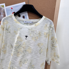 🆕Dior 26春夏新款黄花印花小蜜蜂针织短袖🌼 甄选轻薄透气混纺针织面料,朦胧通透肌理,软糯亲肤不扎身 🆕Dior 26春夏新款黄花印花小蜜蜂针织短袖🌼 甄选轻薄透气混纺针织面料,朦胧通透肌理,软糯亲肤不扎身