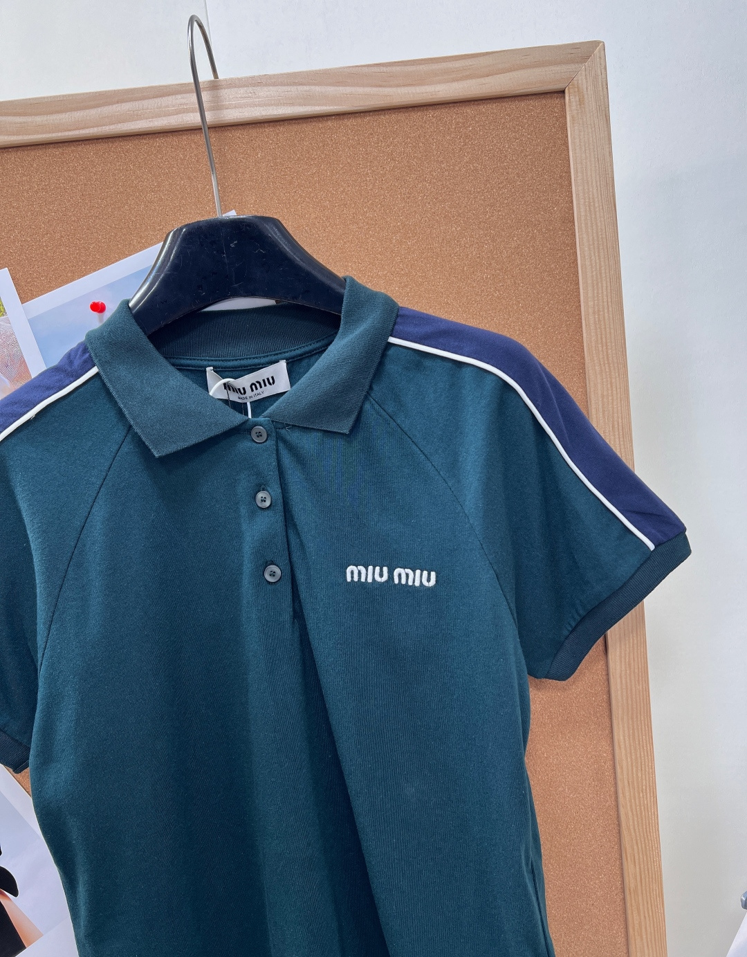 🆕MiuMiu 26SS春夏墨绿色复古运动休闲套装💚甄选高弹速干透气面料,清爽垂顺不闷汗,春夏上身轻盈舒 🆕MiuMiu 26SS春夏墨绿色复古运动休闲套装💚甄选高弹速干透气面料,清爽垂顺不闷汗,春夏上身轻盈舒