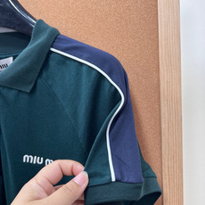 🆕MiuMiu 26SS春夏墨绿色复古运动休闲套装💚甄选高弹速干透气面料,清爽垂顺不闷汗,春夏上身轻盈舒 🆕MiuMiu 26SS春夏墨绿色复古运动休闲套装💚甄选高弹速干透气面料,清爽垂顺不闷汗,春夏上身轻盈舒