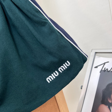 🆕MiuMiu 26SS春夏墨绿色复古运动休闲套装💚甄选高弹速干透气面料,清爽垂顺不闷汗,春夏上身轻盈舒 🆕MiuMiu 26SS春夏墨绿色复古运动休闲套装💚甄选高弹速干透气面料,清爽垂顺不闷汗,春夏上身轻盈舒