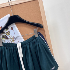 🆕MiuMiu 26SS春夏墨绿色复古运动休闲套装💚甄选高弹速干透气面料,清爽垂顺不闷汗,春夏上身轻盈舒 🆕MiuMiu 26SS春夏墨绿色复古运动休闲套装💚甄选高弹速干透气面料,清爽垂顺不闷汗,春夏上身轻盈舒