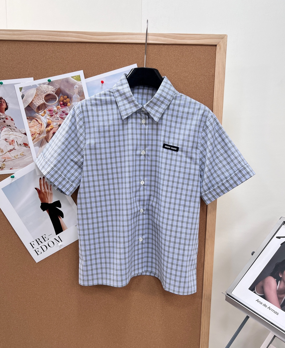 NO:838167,MIU MIU's new refreshing plaid suit with its own relaxed filter has just the right balance between college feeling and daily relaxation. The short shirt + pleated skirt of the same series can be worn as a set or separately. No matter how you match it, it has a youthful feel. The shirt has a neat lapel + loose short sleeves, and when worn alone with jeans, it has a clean and refreshing Japanese feel;  The skirt is a high-waisted A-line pleated style with playful ruffles. It can be worn alone with a white T-shirt to look energetic and age-reducing. The whole set is a refreshing campus heroine, and it is a must-have for your versatile wardrobe. You can wear one piece of clothing multiple times without wasting it. Complete with three standards, great product!  Size sml,,miumiu,skirts,jeans,shirts,T-shirt,19860909MIU MIU新款自带松弛滤镜的清爽格纹套装,把学院感和日常松弛平衡得刚刚好. 同系列短款衬衫+百褶半裙,可成套也可分开入,怎么搭都自带少年感. 衬衫是利落翻领+宽松短袖,单穿配牛仔裤,就是干净清爽的日系感； 半裙是高腰A字百褶款,自带俏皮荷叶边,单搭白T也能穿出元气减龄感.整套穿是清爽的校园女主,分开搭是你的百搭衣橱刚需,一衣多穿不浪费.三标齐全,大货出！ 尺码sml,,miumiu,skirts,jeans,shirts,T-shirt,,Women's clothing