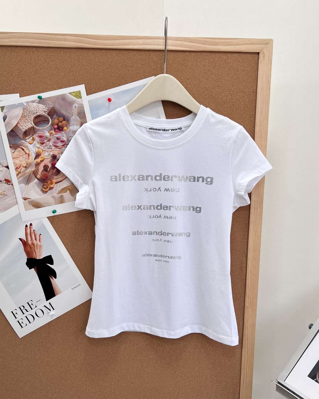 NO:838763,ALEXANDERWANG Slim-fitting short-sleeved T-shirt with embroidered letters on the chest. Four rows of embroidered letters on the chest. The blingbling comes with a starlight filter. It is low-key and recognizable. It perfectly captures the street coolness of the king. It is classic and versatile in black and white. Wear it alone with high-waisted pants and you will look like a 37-point hottie in an instant. It can also be quietly elegant when layered with a suit. There is always a universal inner layer that is missing in the wardrobe!  The high-count elastic cotton fabric is selected, which is soft against the skin and not sweaty. It has a slightly waisted cut, which modifies the waistline and shoulder line just right without being tight or loose. It interprets American street aesthetics with a minimalist silhouette and selects skin-friendly high-elastic cotton fabric, which has both breathable draping and shaping effects, and is not easy to deform after long-term wear. The iconic letters on the chest are hot-drilled, neatly arranged, and have a delicate luster, releasing a low-key sense of luxury in the light and shadow.  The fitted slightly waisted cut outlines natural curves, and the right length optimizes body proportions, easily adapting to multiple scenes such as leisure, commuting, dating, etc., and interpreting a relaxed yet sophisticated daily style. Classic black and white colors are all in!  The slightly nipped-in version makes the waistline look great and is not flattering at all. It can be easily worn for daily outings or parties. Paired with high-waisted pants or skirts, you can easily get a sweet and cool style with all three standards and two colors!  Size sml,,alexander wang,skirts,T-shirt,tees,t-shirt,business suit,19860909ALEXANDERWANG 大王字母烫钻修身短袖T恤 胸前四排字母烫钻,blingbling自带星光滤镜,低调又有辨识度,完美拿捏大王的街头酷感 黑白双色经典百搭,单穿配高腰裤秒变三七分辣妹,叠穿在西装里也能悄悄显贵,衣柜里永远缺一件的万能内搭！ 甄选高支弹力棉面料,软乎乎贴肤不闷汗,自带微收腰剪裁,把腰线和肩线修饰得刚刚好,不勒肉也不松垮. 以极简廓形诠释美式街头美学,甄选亲肤高弹棉面料,兼具透气垂坠与塑形效果,久穿不易变形. 胸前标志性字母烫钻工艺,排列工整,光泽细腻,在光影间释放低调奢感. 合身微收腰剪裁勾勒自然曲线,恰到好处的衣长优化身材比例,轻松适配休闲、通勤、约会等多场景,演绎松弛又精致的日常格调. 经典黑白两色直接all in！微收腰的版型把腰线修饰得巨好看,完全不挑身材. 日常出街或派对都能轻松驾驭,搭配高腰裤或半裙,轻松get甜酷风造型三标齐全,两色出！ 尺码sml,,alexander wang,skirts,T-shirt,tees，t-shirt,business suit,,Women's clothing