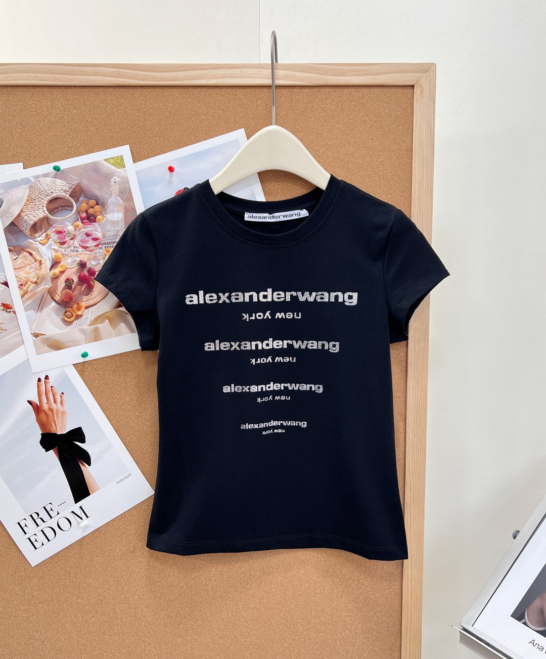 NO:838773,ALEXANDERWANG Slim-fitting short-sleeved T-shirt with embroidered letters on the chest. Four rows of embroidered letters on the chest. The blingbling comes with a starlight filter. It is low-key and recognizable. It perfectly captures the street coolness of the king. It is classic and versatile in black and white. Wear it alone with high-waisted pants and you will look like a 37-point hottie in an instant. It can also be quietly elegant when layered with a suit. There is always a universal inner layer that is missing in the wardrobe!  The high-count elastic cotton fabric is selected, which is soft against the skin and not sweaty. It has a slightly waisted cut, which modifies the waistline and shoulder line just right without being tight or loose. It interprets American street aesthetics with a minimalist silhouette and selects skin-friendly high-elastic cotton fabric, which has both breathable draping and shaping effects, and is not easy to deform after long-term wear. The iconic letters on the chest are hot-drilled, neatly arranged, and have a delicate luster, releasing a low-key sense of luxury in the light and shadow.  The fitted slightly waisted cut outlines natural curves, and the right length optimizes body proportions, easily adapting to multiple scenes such as leisure, commuting, dating, etc., and interpreting a relaxed yet sophisticated daily style. Classic black and white colors are all in!  The slightly nipped-in version makes the waistline look great and is not flattering at all. It can be easily worn for daily outings or parties. Paired with high-waisted pants or skirts, you can easily get a sweet and cool style with all three standards and two colors!  Size sml,,alexander wang,skirts,T-shirt,tees,t-shirt,business suit,19860909ALEXANDERWANG 大王字母烫钻修身短袖T恤 胸前四排字母烫钻,blingbling自带星光滤镜,低调又有辨识度,完美拿捏大王的街头酷感 黑白双色经典百搭,单穿配高腰裤秒变三七分辣妹,叠穿在西装里也能悄悄显贵,衣柜里永远缺一件的万能内搭！ 甄选高支弹力棉面料,软乎乎贴肤不闷汗,自带微收腰剪裁,把腰线和肩线修饰得刚刚好,不勒肉也不松垮. 以极简廓形诠释美式街头美学,甄选亲肤高弹棉面料,兼具透气垂坠与塑形效果,久穿不易变形. 胸前标志性字母烫钻工艺,排列工整,光泽细腻,在光影间释放低调奢感. 合身微收腰剪裁勾勒自然曲线,恰到好处的衣长优化身材比例,轻松适配休闲、通勤、约会等多场景,演绎松弛又精致的日常格调. 经典黑白两色直接all in！微收腰的版型把腰线修饰得巨好看,完全不挑身材. 日常出街或派对都能轻松驾驭,搭配高腰裤或半裙,轻松get甜酷风造型三标齐全,两色出！ 尺码sml,,alexander wang,skirts,T-shirt,tees，t-shirt,business suit,,Women's clothing