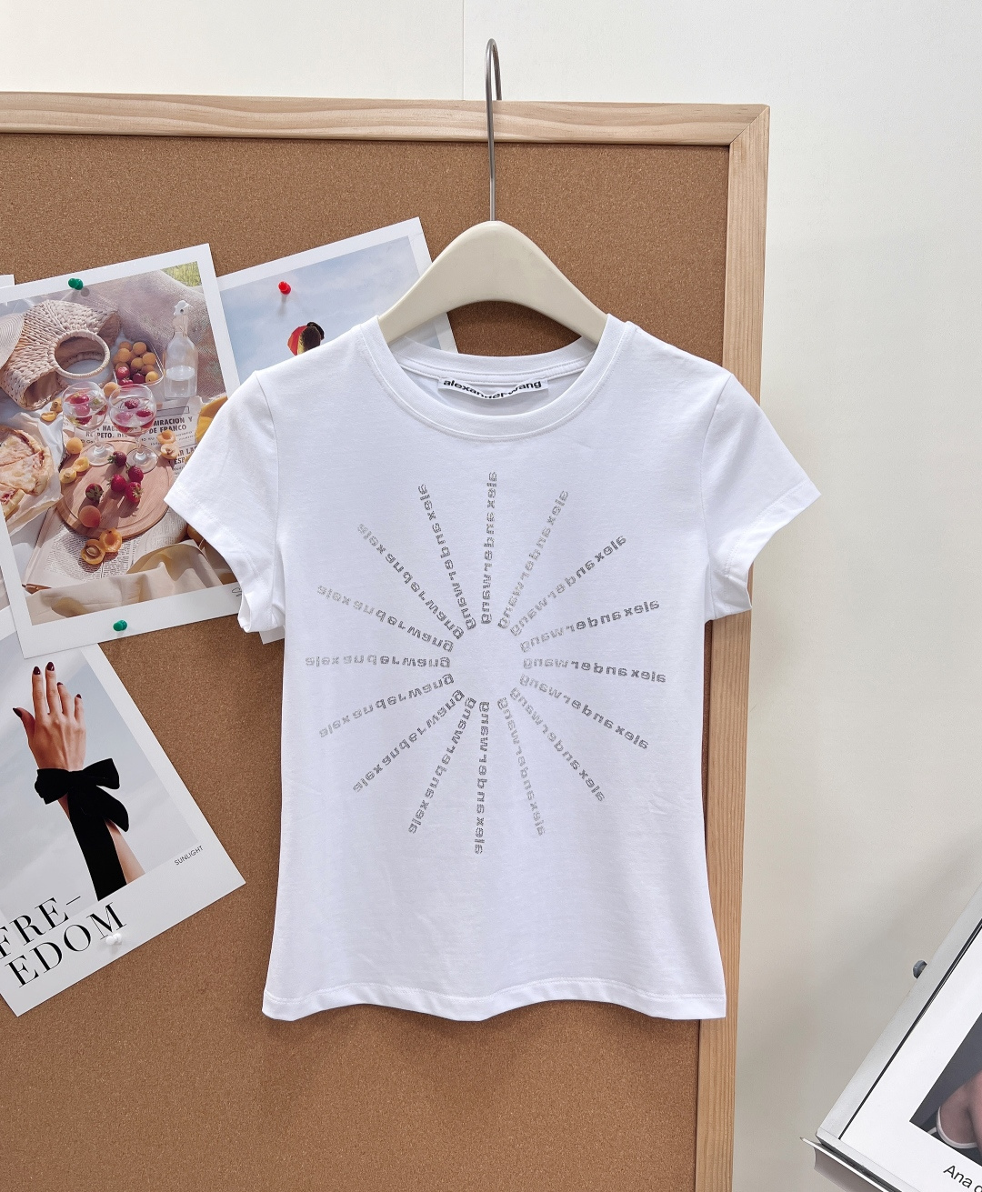 NO:838784,ALEXANDERWANG King's sunflower lettering hot-drilled short-sleeved T-shirt, black and white, both on the forehead!  The high-elastic cotton fabric is soft and comfortable to wear next to the body, and it also comes with a shaping buff. The radial letters are arranged in hot diamonds on the front, and the blingbling is just right, bringing out Alexander Wang’s street coolness. The slim-fitting short cut is just stuck on the waistline, and it can easily be worn with a three-to-seven ratio. It is so hot when paired with high-waisted pants!  It is refreshing and neat to wear alone every day, and can be quietly elegant when worn under a suit. It is the all-purpose hot girl T that can be matched in any wardrobe. It uses clean lines to interpret the minimalist coolness, and selects high-count cotton fabrics that have both a drapey feel and skin-friendly breathability, and will not be easily deformed after long-term wear. The iconic radial letters on the chest are hot-drilled, breaking the monotony of the basic style, and the details are hidden in the low-key.  Fitted waist tailoring outlines natural curves, and the right short design optimizes body proportions, easily adapts to various wearing scenarios, and interprets a relaxed yet refined daily style. The basic style can also be worn to give a high-end feel. It is blessed with hot diamonds and comes with a starlight filter. It is refreshing and spicy for daily wear alone, and it can quietly look noble when layered in a suit. It looks good no matter how you wear it!  All three standards are complete, and the goods will be shipped in large quantities!  Size sml,,alexander wang,T-shirt,tees,t-shirt,business suit,19860909ALEXANDERWANG 大王太阳花字母烫钻短袖T恤 黑白两色都长在了心巴上！ 高弹棉面料软乎乎的,贴身穿巨舒服,还自带塑形buff 正面放射状字母烫钻排列,blingbling的闪度恰到好处,把Alexander Wang的街头酷感拉满 修身短款剪裁刚好卡在腰线,轻松穿出三七分比例,配高腰裤直接辣到犯规！ 日常单穿清爽利落,叠穿在西装里又能悄悄显贵,是衣柜里怎么搭都不出错的万能辣妹T. 以利落线条诠释极简酷感,甄选高支棉面料,兼具垂坠感与亲肤透气性,久穿不易变形. 胸前标志性放射状字母烫钻,打破基础款的单调,低调中暗藏细节巧思. 合身收腰剪裁勾勒自然曲线,恰到好处的短款设计优化身材比例,轻松适配多种穿搭场景,演绎松弛又精致的日常格调. 基础款也能穿出高级感 烫钻加持,自带星光滤镜 日常单穿清爽又辣,叠穿在西装里又能悄悄显贵 怎么穿都好看！三标齐全,大货出！ 尺码sml,,alexander wang,T-shirt,tees，t-shirt,business suit,,Women's clothing