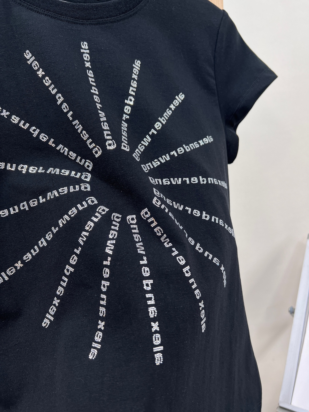 🆕ALEXANDERWANG 大王太阳花字母烫钻短袖T恤黑白两色都长在了心巴上!高弹棉面料软乎乎的,贴身 🆕ALEXANDERWANG 大王太阳花字母烫钻短袖T恤黑白两色都长在了心巴上!高弹棉面料软乎乎的,贴身