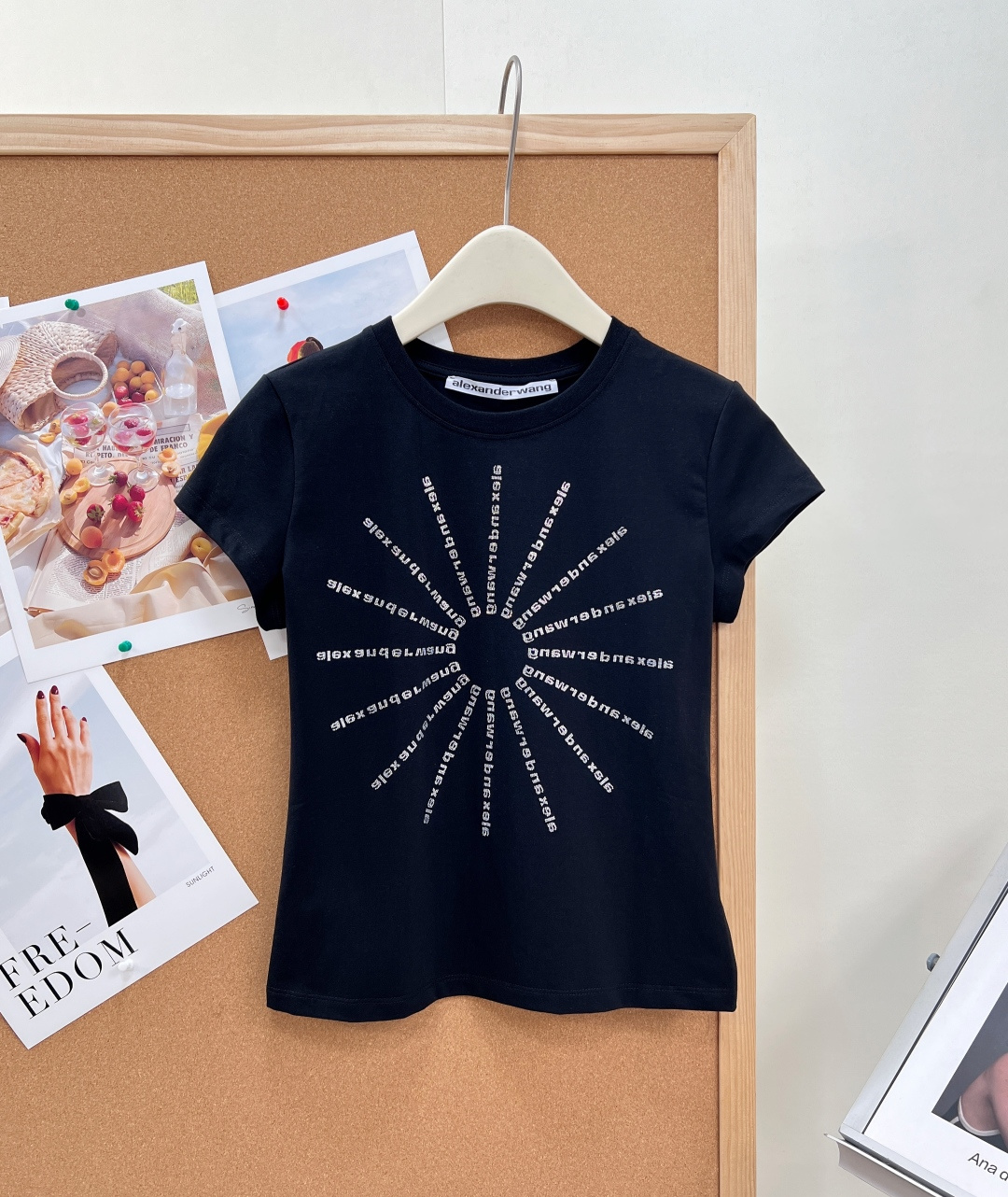 NO:838796,ALEXANDERWANG King's sunflower lettering hot-drilled short-sleeved T-shirt, black and white, both on the forehead!  The high-elastic cotton fabric is soft and comfortable to wear next to the body, and it also comes with a shaping buff. The radial letters are arranged in hot diamonds on the front, and the blingbling is just right, bringing out Alexander Wang’s street coolness. The slim-fitting short cut is just stuck on the waistline, and it can easily be worn with a three-to-seven ratio. It is so hot when paired with high-waisted pants!  It is refreshing and neat to wear alone every day, and can be quietly elegant when worn under a suit. It is the all-purpose hot girl T that can be matched in any wardrobe. It uses clean lines to interpret the minimalist coolness, and selects high-count cotton fabrics that have both a drapey feel and skin-friendly breathability, and will not be easily deformed after long-term wear. The iconic radial letters on the chest are hot-drilled, breaking the monotony of the basic style, and the details are hidden in the low-key.  Fitted waist tailoring outlines natural curves, and the right short design optimizes body proportions, easily adapts to various wearing scenarios, and interprets a relaxed yet refined daily style. The basic style can also be worn to give a high-end feel. It is blessed with hot diamonds and comes with a starlight filter. It is refreshing and spicy for daily wear alone, and it can quietly look noble when layered in a suit. It looks good no matter how you wear it!  All three standards are complete, and the goods will be shipped in large quantities!  Size sml,,alexander wang,T-shirt,tees,t-shirt,business suit,19860909ALEXANDERWANG 大王太阳花字母烫钻短袖T恤 黑白两色都长在了心巴上！ 高弹棉面料软乎乎的,贴身穿巨舒服,还自带塑形buff 正面放射状字母烫钻排列,blingbling的闪度恰到好处,把Alexander Wang的街头酷感拉满 修身短款剪裁刚好卡在腰线,轻松穿出三七分比例,配高腰裤直接辣到犯规！ 日常单穿清爽利落,叠穿在西装里又能悄悄显贵,是衣柜里怎么搭都不出错的万能辣妹T. 以利落线条诠释极简酷感,甄选高支棉面料,兼具垂坠感与亲肤透气性,久穿不易变形. 胸前标志性放射状字母烫钻,打破基础款的单调,低调中暗藏细节巧思. 合身收腰剪裁勾勒自然曲线,恰到好处的短款设计优化身材比例,轻松适配多种穿搭场景,演绎松弛又精致的日常格调. 基础款也能穿出高级感 烫钻加持,自带星光滤镜 日常单穿清爽又辣,叠穿在西装里又能悄悄显贵 怎么穿都好看！三标齐全,大货出！ 尺码sml,,alexander wang,T-shirt,tees，t-shirt,business suit,,Women's clothing