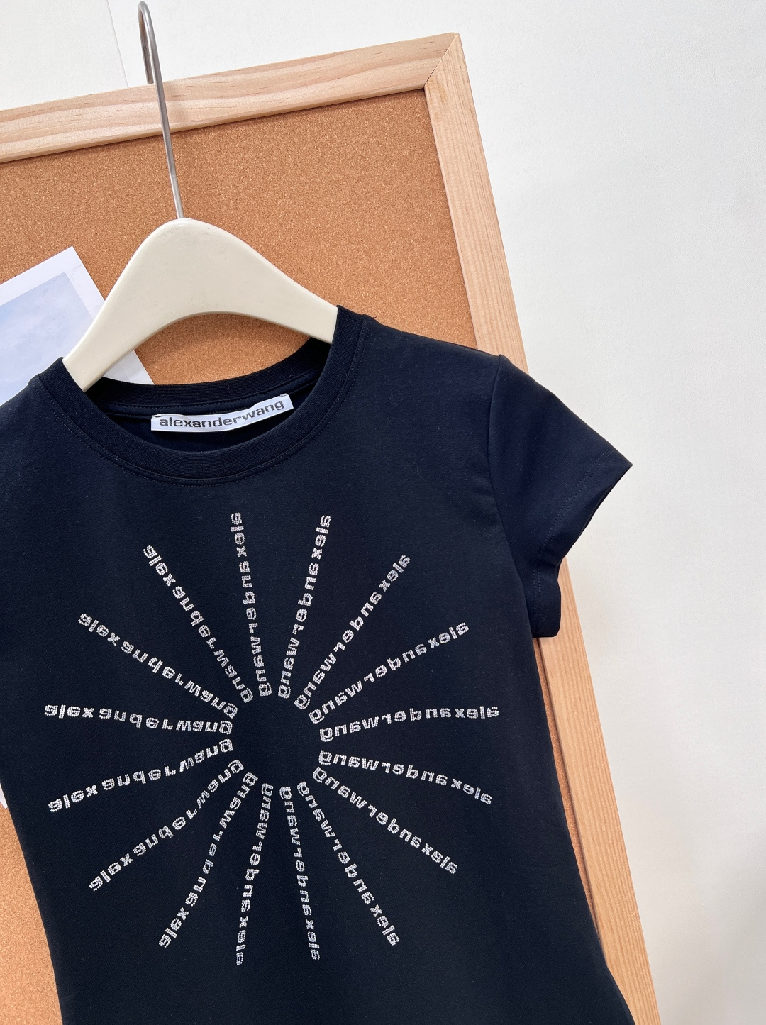 🆕ALEXANDERWANG 大王太阳花字母烫钻短袖T恤黑白两色都长在了心巴上!高弹棉面料软乎乎的,贴身 🆕ALEXANDERWANG 大王太阳花字母烫钻短袖T恤黑白两色都长在了心巴上!高弹棉面料软乎乎的,贴身