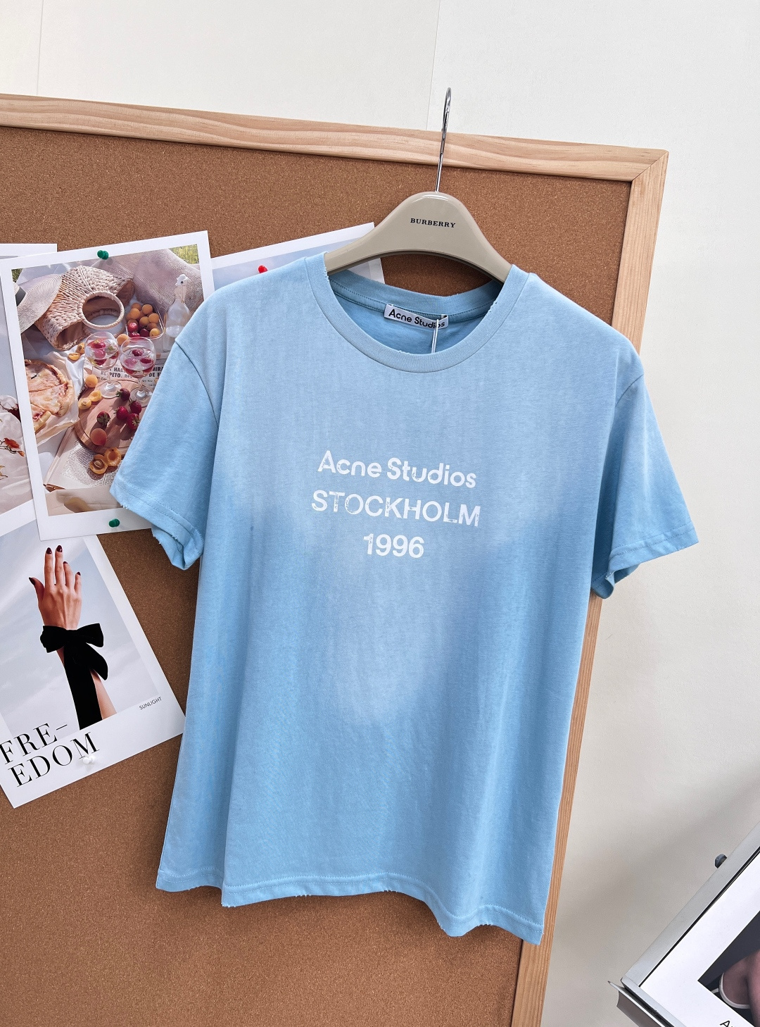 🆕 ACNE STUDIO 做旧正肩修身短袖T恤复古基调 + 品牌基因印花呈现出明显做旧感,字体边缘不规 🆕 ACNE STUDIO 做旧正肩修身短袖T恤复古基调 + 品牌基因印花呈现出明显做旧感,字体边缘不规