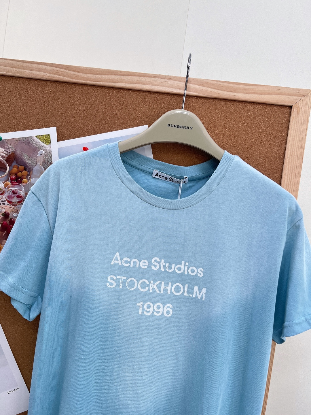 🆕 ACNE STUDIO 做旧正肩修身短袖T恤复古基调 + 品牌基因印花呈现出明显做旧感,字体边缘不规 🆕 ACNE STUDIO 做旧正肩修身短袖T恤复古基调 + 品牌基因印花呈现出明显做旧感,字体边缘不规