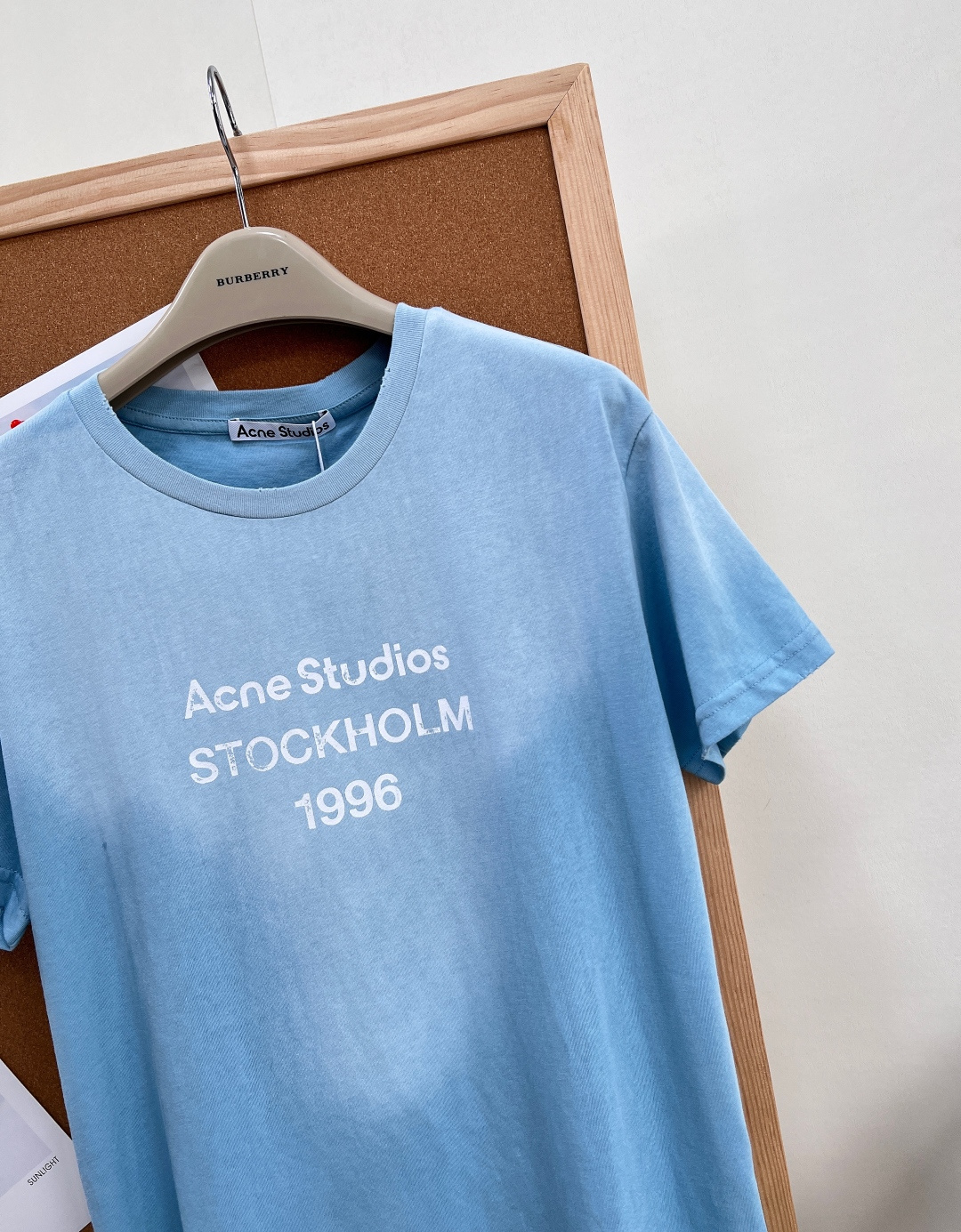 🆕 ACNE STUDIO 做旧正肩修身短袖T恤复古基调 + 品牌基因印花呈现出明显做旧感,字体边缘不规 🆕 ACNE STUDIO 做旧正肩修身短袖T恤复古基调 + 品牌基因印花呈现出明显做旧感,字体边缘不规