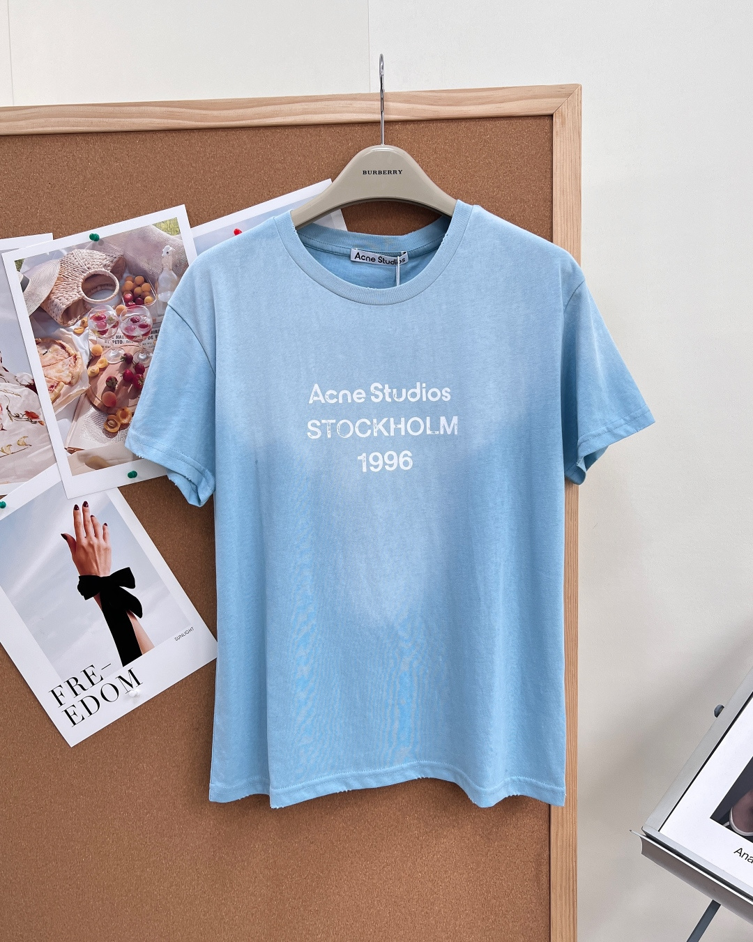 NO:839303,ACNE STUDIO 1996 distressed right-shoulder slim-fit short-sleeved T-shirt. Retro tone + brand gene. The printing shows a clear old feel. The edges of the font are irregular, with wear and mottled effects, as if it has been baptized by the years and is not a new and smooth printing state. This treatment weakens the sharpness and gives the T-shirt a retro casual atmosphere. It is in line with the current popular retro trend and adds a unique charm. The slightly loose right-shoulder round neck design is slim-fitting and is a style with just the right casual and fashionable feel.  The retro fashion letter print enhances the fun, and it is a versatile style with online looks. It can be used for commuting in the workplace or daily outings. The overall sense of relaxation and temperament ~ many bloggers are wearing a T, which is simple, fashionable and elegant. Each distressing treatment is done by hand, and the subtle color fading and wear marks cannot be copied. The ACNE STUDIO 1996 series is not a replica, but a redefinition of 'new and old'. Complete with three standards and two colors!  Size sml,,acne studios,dior,T-shirt,tees,t-shirt,19860909ACNE STUDIO 1996做旧正肩修身短袖T恤 复古基调 + 品牌基因 印花呈现出明显做旧感,字体边缘不规整,有磨损、斑驳效果,像是历经岁月洗礼,不是崭新平滑的印刷状态,这种处理弱化了锐利感,赋予T恤复古随性氛围,契合当下流行的复古风潮,增添独特韵味. 微松量正肩圆领设计,偏修身的,属于休闲时髦感刚刚好的款式 复古fashion的字母印花提升趣味性,颜值在线的百搭款 职场通勤／日常出街都拿捏 整体松弛感,敲有气质～很多博主都在穿的一款T,简约时尚又大气 每件做旧处理皆由手工完成,细微的色落与磨损痕迹无法复制.ACNE STUDIO 1996系列并非复刻,而是一次对‘新与旧’的重新定义.三标齐全,两色出！ 尺码sml,,acne studios,dior,T-shirt,tees，t-shirt,,Women's clothing