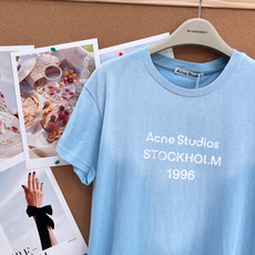 🆕 ACNE STUDIO 做旧正肩修身短袖T恤复古基调 + 品牌基因印花呈现出明显做旧感,字体边缘不规 🆕 ACNE STUDIO 做旧正肩修身短袖T恤复古基调 + 品牌基因印花呈现出明显做旧感,字体边缘不规