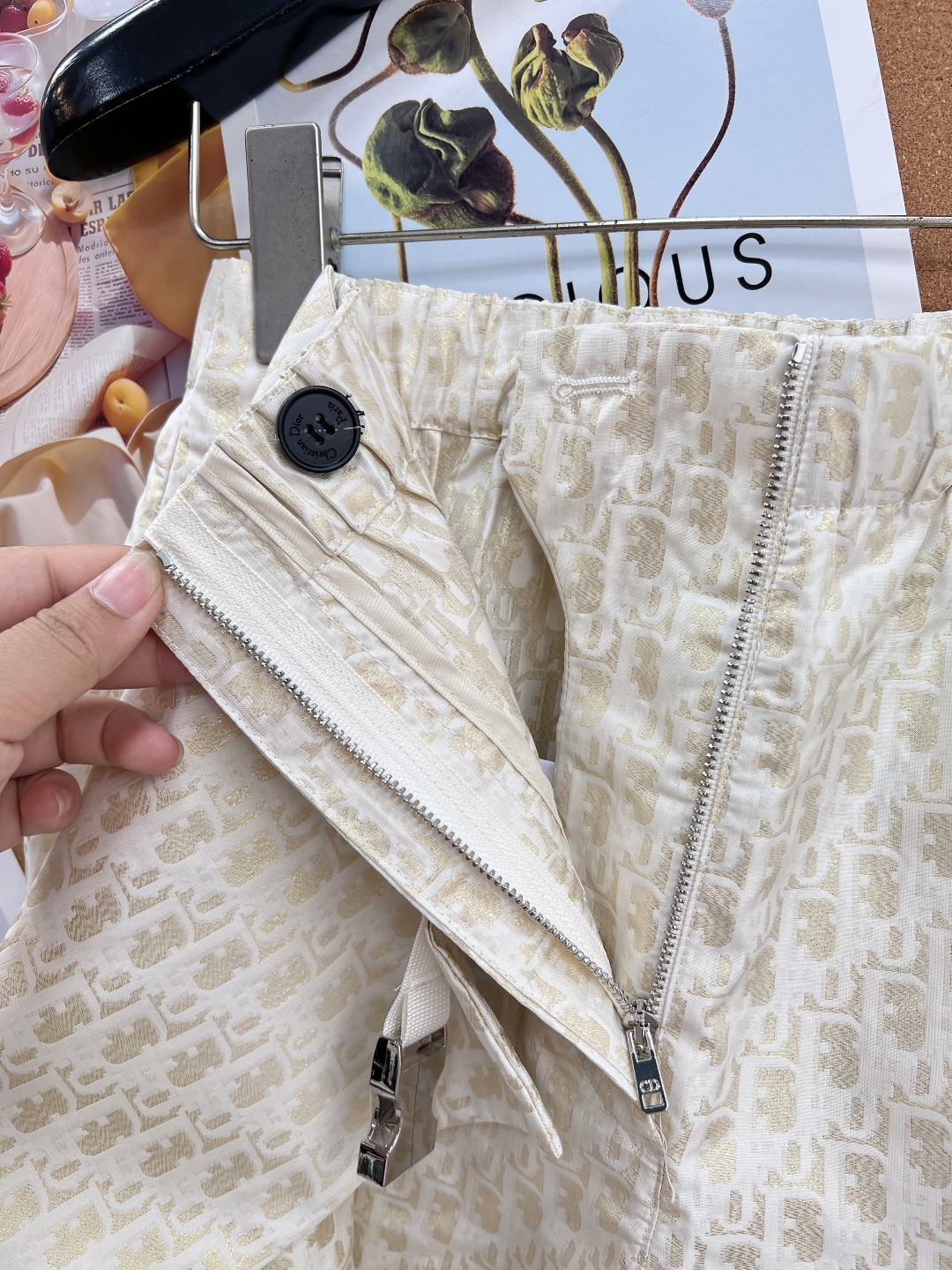 🆕 DIOR 老花白金提花面料裤裙，优雅锋芒，步履生辉*以 Dior经典提花 雕琢现代女性衣橱，白金系列