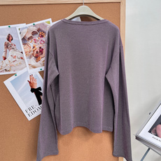 ✨𝐌𝐢𝐮𝐌𝐢𝐮 26SS 粉棕千鸟格徽标长袖T恤,高定复刻版。💜 粉棕红调千鸟格肌理独家定制的粉棕红拼色 ✨𝐌𝐢𝐮𝐌𝐢𝐮 26SS 粉棕千鸟格徽标长袖T恤,高定复刻版。💜 粉棕红调千鸟格肌理独家定制的粉棕红拼色