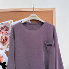 ✨𝐌𝐢𝐮𝐌𝐢𝐮 26SS 粉棕千鸟格徽标长袖T恤,高定复刻版。💜 粉棕红调千鸟格肌理独家定制的粉棕红拼色 ✨𝐌𝐢𝐮𝐌𝐢𝐮 26SS 粉棕千鸟格徽标长袖T恤,高定复刻版。💜 粉棕红调千鸟格肌理独家定制的粉棕红拼色