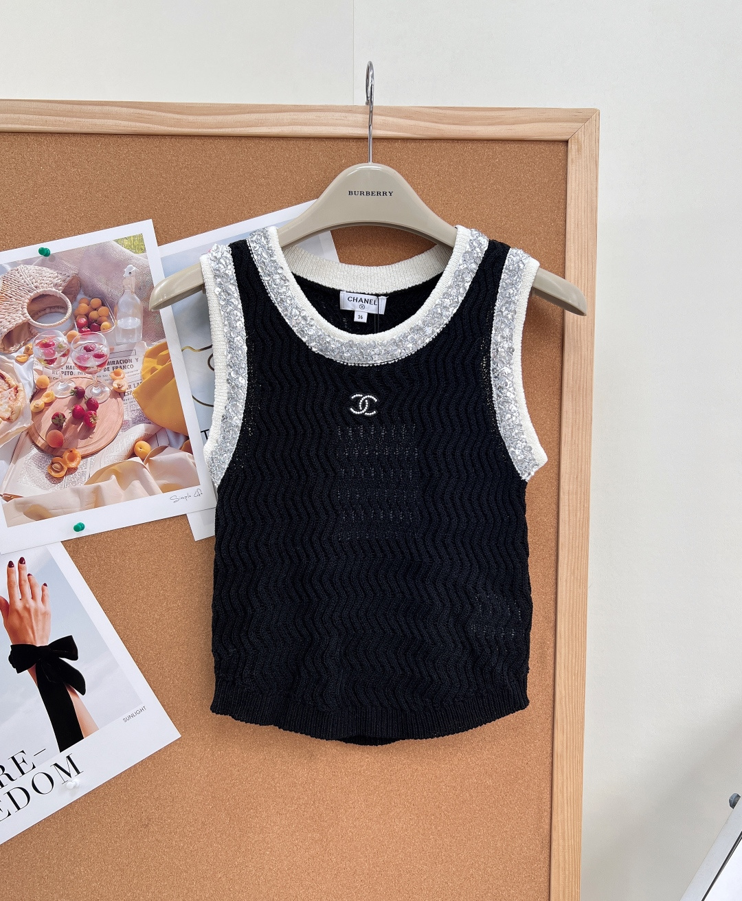NO:839279,CHANEL 26SS French-style sequined knitted vest, classic black and white | An elegant background that never goes wrong. Choose black/white, which is a versatile color that will never go out of style in the wardrobe. The white is gentle and clear, with a cool and noble feel; the black is deep and advanced, easily creating a slimming aura, suitable for different skin colors and wearing scenarios. Ripple texture knit | Delicate texture with a sense of breathing  The original patterned water ripple knitted texture is soft and skin-friendly and has a three-dimensional texture. The upper body is light and does not compress the body, and has full air permeability. It perfectly restores Xiaoxiangfeng’s signature delicate and relaxed feeling, and it does not look monotonous when worn alone. Sequins on the neckline and shoulder line | Highlight moment like broken diamonds  The hand-sewn sequins on the neckline and shoulder line are like scattered diamonds. As the light flows, the blingbling luster injects just the right amount of gorgeousness into the low-key. It is not exaggerated but eye-catching enough, and it captures the exquisiteness of Xiaoxiangfeng. Classic double C logo | Low-key brand heritage  The exquisite double C embroidery/logo on the chest, with fine and smooth stitching, is the core of brand recognition without destroying the overall simple and elegant tone. The details highlight the high-end texture. Complete with three standards, large quantities of goods!  Size sml,,chanel,19860909CHANEL 26SS 法式小香风亮片针织背心, 经典黑白双色｜永不出错的优雅底色 甄选黑/白两色,是衣橱里永远不会过时的百搭色调.白色温柔清透,自带清冷贵气感；黑色深邃高级,轻松打造显瘦气场,适配不同肤色与穿搭场景. 波纹肌理针织｜自带呼吸感的细腻质感 原版打版的水波纹针织纹理,柔软亲肤又自带立体肌理感,上身轻盈不压身,透气度拉满,完美还原小香风标志性的精致松弛感,单穿也不显单调. 领口肩线亮片｜碎钻般的高光时刻 领口与肩线的手工缝制亮片,如同散落的碎钻,随着光线流转blingbling的光泽感,在低调中注入恰到好处的华丽感,不浮夸却足够吸睛,把小香风的精致拿捏得死死的. 经典双C标识｜低调的品牌底蕴 胸前精致的双C刺绣/徽标,针脚细密平整,既是品牌辨识度的核心,又不会破坏整体简约优雅的调性,细节处彰显高级质感.三标齐全,大货出！ 尺码sml,,chanel,,Women's clothing