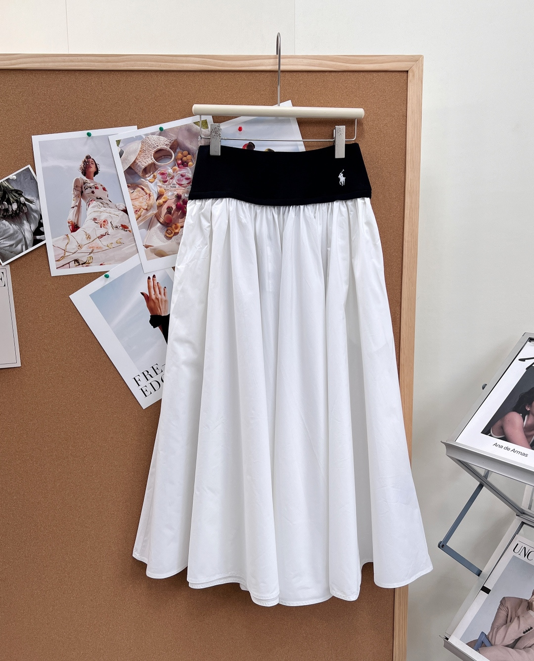 NO:839910,Ralph Lauren Pony Embroidery Spliced ​​Long Skirt American Retro Ceiling. The contrasting design is amazing. There are two colors: black and white/white and navy blue. Classic contrasting colors will never go out of style!  The combination of wide waist and large skirt modifies the waist-to-hip ratio to the extreme, and the pear-shaped figure is directly transformed into a god!  The iconic pony waistband is exquisitely embroidered with pony, which is low-key and noble. At a glance, you can see the relaxed feeling of Ralph Lauren. The American preppy style is straight up. High-count cotton blended fabric, it is full of drape but not sweaty. The A-line large skirt hides the flesh and makes you look slimmer. The high-waist design instantly changes your figure to a 37-point figure, making you look taller and younger. This large spliced ​​skirt is really an evergreen style in the wardrobe!  The wide waist design pinches the waistline just right, and the big skirt flutters in the wind, making you feel windy when you walk. The classic color contrast of black and white/white and navy blue, it doesn’t matter your age or figure, it’s so advanced!  Whether it is daily commuting, weekend outings or dates, you can easily control it. The pony mark of Ralph Lauren is synonymous with quality and style. The upper body has the relaxed feeling of a wealthy family. American classic, never goes out of style. The wide waist outlines the waistline and the large skirt releases the looseness. Black and white contrasting colors, navy and white, two classic colors. The pony mark embroidery, low-key highlights the style. Wear the elegance of American retro in daily life. The upper body has a lazy and casual American lady feel.  Always a favorite of Ralph Lauren’s classics, complete with three labels and two colors!  Sizesml,,loro piana,skirts,19860909Ralph Lauren 拉夫劳伦小马刺绣拼接长款半裙 美式复古天花板 撞色设计太绝了黑拼白/白拼藏蓝两种配色,经典撞色永不过时！宽腰头+大裙摆的组合,把腰臀比修饰到极致,梨形身材直接封神！ 标志性小马标腰头精致的小马刺绣,低调又显贵,一眼就是拉夫劳伦的松弛感,美式学院风直接拉满 高支棉混纺面料,垂坠感拉满还不闷汗,A字大摆藏肉显瘦,高腰设计秒变三七分身材,显高又减龄 这条拼接大摆半裙,真的是衣柜里的常青款！ 宽腰头设计,把腰线掐得刚刚好,大裙摆随风飘动,走路都带风 黑白/白藏蓝的经典撞色,不挑年龄不挑身材,太高级啦！ 不管是日常通勤、周末出游还是约会,都能轻松驾驭 拉夫劳伦的小马标,就是品质和格调的代名词,上身就是富家千金的松弛感 美式经典,永不过时 宽腰头勾勒腰线,大裙摆释放松弛 黑白撞色,藏蓝撞白,两种经典配色 小马标刺绣,低调彰显格调 把美式复古的优雅,穿在日常里 上身就是慵懒随性的美式大小姐感 永远为拉夫劳伦的经典心动三标齐全,两色出！ 尺码sml,,loro piana,skirts,,Women's clothing