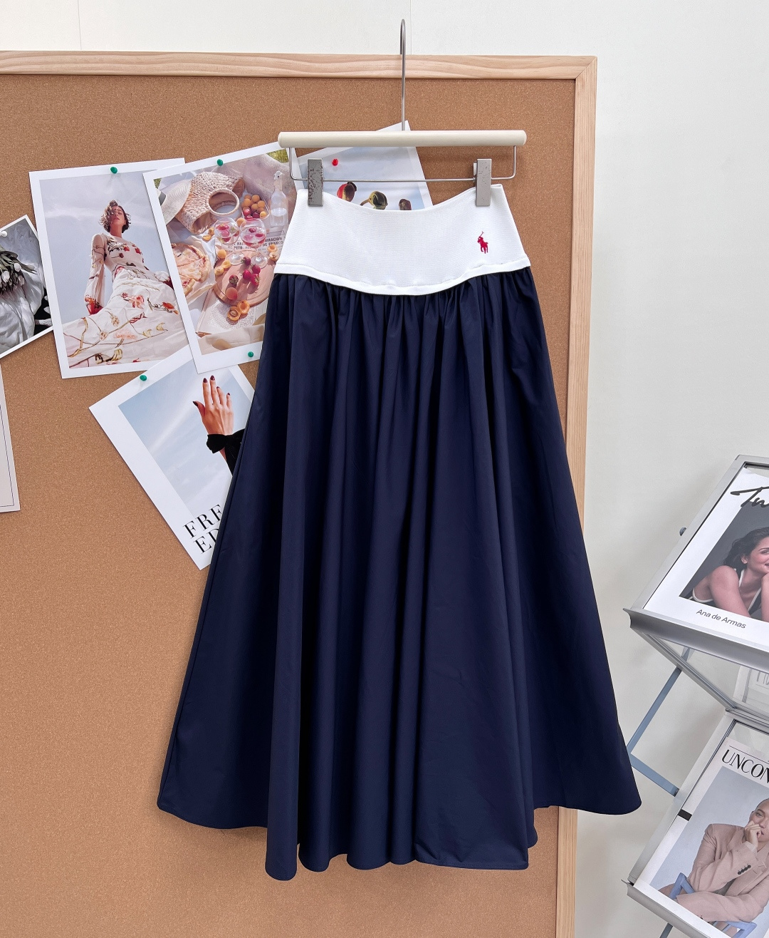 NO:839897,Ralph Lauren Pony Embroidery Spliced ​​Long Skirt American Retro Ceiling. The contrasting design is amazing. There are two colors: black and white/white and navy blue. Classic contrasting colors will never go out of style!  The combination of wide waist and large skirt modifies the waist-to-hip ratio to the extreme, and the pear-shaped figure is directly transformed into a god!  The iconic pony waistband is exquisitely embroidered with pony, which is low-key and noble. At a glance, you can see the relaxed feeling of Ralph Lauren. The American preppy style is straight up. High-count cotton blended fabric, it is full of drape but not sweaty. The A-line large skirt hides the flesh and makes you look slimmer. The high-waist design instantly changes your figure to a 37-point figure, making you look taller and younger. This large spliced ​​skirt is really an evergreen style in the wardrobe!  The wide waist design pinches the waistline just right, and the big skirt flutters in the wind, making you feel windy when you walk. The classic color contrast of black and white/white and navy blue, it doesn’t matter your age or figure, it’s so advanced!  Whether it is daily commuting, weekend outings or dates, you can easily control it. The pony mark of Ralph Lauren is synonymous with quality and style. The upper body has the relaxed feeling of a wealthy family. American classic, never goes out of style. The wide waist outlines the waistline and the large skirt releases the looseness. Black and white contrasting colors, navy and white, two classic colors. The pony mark embroidery, low-key highlights the style. Wear the elegance of American retro in daily life. The upper body has a lazy and casual American lady feel.  Always a favorite of Ralph Lauren’s classics, complete with three labels and two colors!  Sizesml,,loro piana,skirts,19860909Ralph Lauren 拉夫劳伦小马刺绣拼接长款半裙 美式复古天花板 撞色设计太绝了黑拼白/白拼藏蓝两种配色,经典撞色永不过时！宽腰头+大裙摆的组合,把腰臀比修饰到极致,梨形身材直接封神！ 标志性小马标腰头精致的小马刺绣,低调又显贵,一眼就是拉夫劳伦的松弛感,美式学院风直接拉满 高支棉混纺面料,垂坠感拉满还不闷汗,A字大摆藏肉显瘦,高腰设计秒变三七分身材,显高又减龄 这条拼接大摆半裙,真的是衣柜里的常青款！ 宽腰头设计,把腰线掐得刚刚好,大裙摆随风飘动,走路都带风 黑白/白藏蓝的经典撞色,不挑年龄不挑身材,太高级啦！ 不管是日常通勤、周末出游还是约会,都能轻松驾驭 拉夫劳伦的小马标,就是品质和格调的代名词,上身就是富家千金的松弛感 美式经典,永不过时 宽腰头勾勒腰线,大裙摆释放松弛 黑白撞色,藏蓝撞白,两种经典配色 小马标刺绣,低调彰显格调 把美式复古的优雅,穿在日常里 上身就是慵懒随性的美式大小姐感 永远为拉夫劳伦的经典心动三标齐全,两色出！ 尺码sml,,loro piana,skirts,,Women's clothing