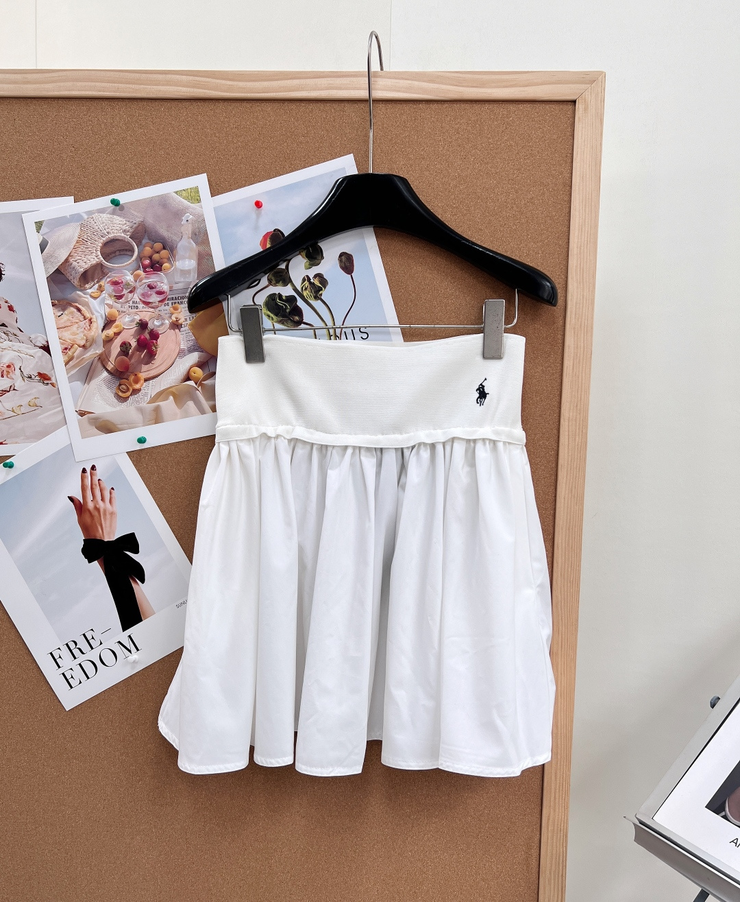 NO:839887,Ralph Lauren Pony Embroidered Pleated Puffy Skirt Injects American retro preppy style into neat tailoring to unlock an effortless girlish look. The elastic knitted waistband is matched with anti-wrinkle breathable skirt fabric to fit the waistline without being tight, making it both comfortable and sophisticated. The high waist + fluffy pleated A-line silhouette cleverly modifies the crotch line and has a slimming effect with optimized proportions. The iconic pony embroidery embellishes the waist, low-key highlighting the brand recognition, and showing texture in every detail.  The white model is clear and smart, while the black model is versatile and slimming. It can be easily adapted to tennis style, casual style, college style and other styles. It is a versatile and essential item that can be either salty or sweet in the wardrobe. The black and white colors directly hit my heart!  Wearing it makes you look like the heroine of an American school drama. The pleated skirt has a puffy feel, and you can easily control the wide hips and thick legs. The pony embroidery on the waist is low-key and recognizable, and it looks great with T-shirts and Polo shirts. It can be worn with tennis style, casual style, and sweet girl style. Whatever you wear, you will have a relaxed American college feel. Pony embroidery is a classic hidden in the details.  The high-waist pleated silhouette is easy to hold to make you look taller and slimmer. It has three standard features and comes in two colors!  Size sml,,loro piana,skirts,tees,t-shirt,19860909Ralph Lauren拉夫劳伦小马刺绣褶皱蓬松短裙 将美式复古学院风注入利落剪裁,解锁不费力的少女感 甄选弹力针织腰头搭配抗皱透气裙身面料,贴合腰线不勒肉,舒适与精致兼具 高腰+蓬松褶皱A字廓形,巧妙修饰胯部线条,自带优化比例的显瘦效果 标志性小马刺绣点缀腰侧,低调彰显品牌辨识度,细节处尽显质感 白款清透灵动,黑款百搭显瘦,轻松适配网球风、休闲风、学院风等多种造型,是衣橱里可盐可甜的百搭刚需款 黑白两色直接戳中我心巴！穿上就是美式校园剧女主既视感 褶皱裙摆自带蓬感,软乎乎的巨藏肉,胯宽腿粗也能轻松驾驭 腰侧的小马刺绣低调又有辨识度,搭配T恤、Polo衫都超有那味儿 网球风、休闲风、甜妹风都能搭,随便一套就很有松弛的美式学院感 小马刺绣,是藏在细节里的经典 高腰褶皱廓形,轻松拿捏显高显瘦小心机三标齐全,两色出！ 尺码sml,,loro piana,skirts,tees，t-shirt,,Women's clothing