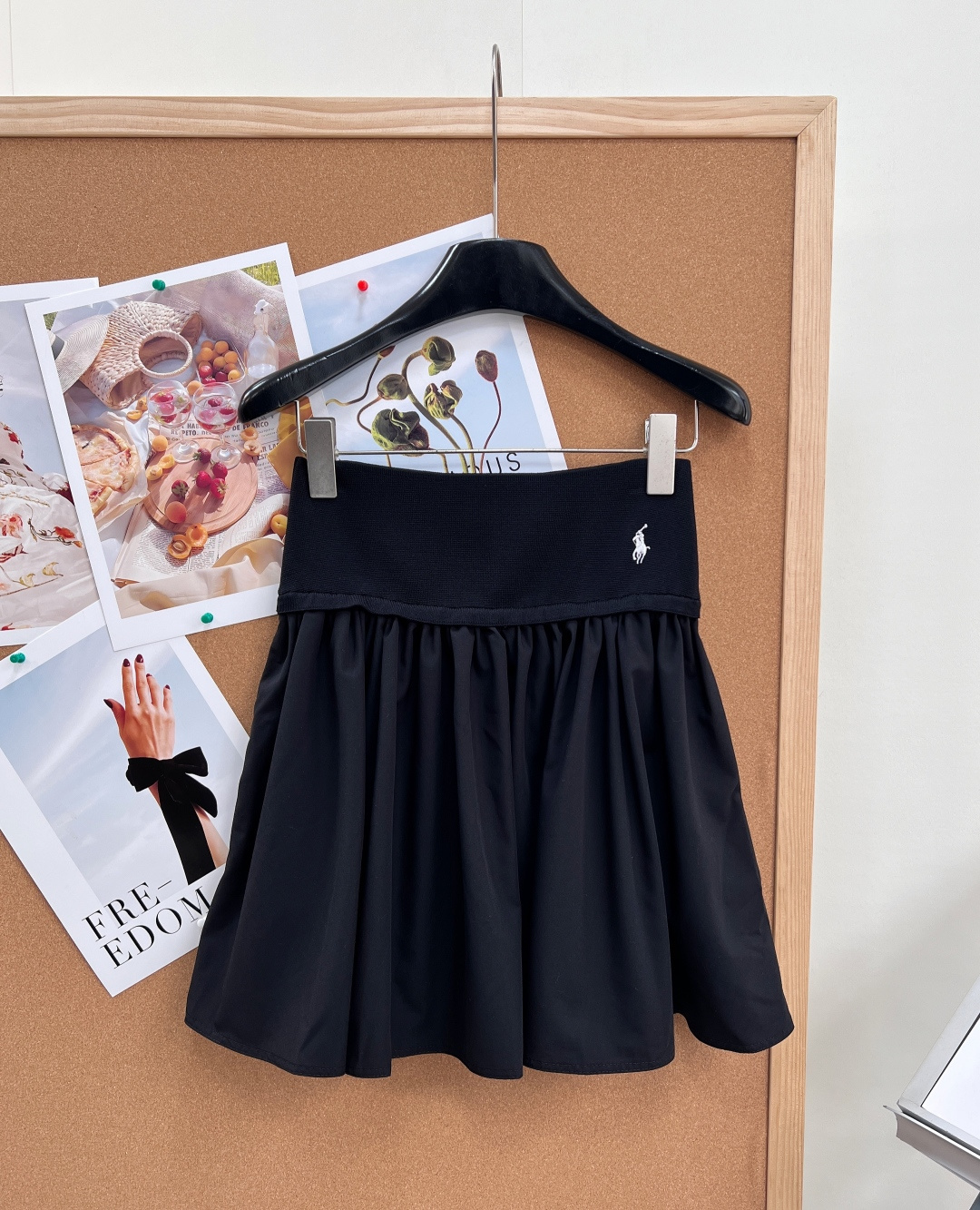 NO:839932,Ralph Lauren Pony Embroidered Pleated Puffy Skirt Injects American retro preppy style into neat tailoring to unlock an effortless girlish look. The elastic knitted waistband is matched with anti-wrinkle breathable skirt fabric to fit the waistline without being tight, making it both comfortable and sophisticated. The high waist + fluffy pleated A-line silhouette cleverly modifies the crotch line and has a slimming effect with optimized proportions. The iconic pony embroidery embellishes the waist, low-key highlighting the brand recognition, and showing texture in every detail.  The white model is clear and smart, while the black model is versatile and slimming. It can be easily adapted to tennis style, casual style, college style and other styles. It is a versatile and essential item that can be either salty or sweet in the wardrobe. The black and white colors directly hit my heart!  Wearing it makes you look like the heroine of an American school drama. The pleated skirt has a puffy feel, and you can easily control the wide hips and thick legs. The pony embroidery on the waist is low-key and recognizable, and it looks great with T-shirts and Polo shirts. It can be worn with tennis style, casual style, and sweet girl style. Whatever you wear, you will have a relaxed American college feel. Pony embroidery is a classic hidden in the details.  The high-waist pleated silhouette is easy to hold to make you look taller and slimmer. It has three standard features and comes in two colors!  Size sml,,loro piana,skirts,tees,t-shirt,19860909Ralph Lauren拉夫劳伦小马刺绣褶皱蓬松短裙 将美式复古学院风注入利落剪裁,解锁不费力的少女感 甄选弹力针织腰头搭配抗皱透气裙身面料,贴合腰线不勒肉,舒适与精致兼具 高腰+蓬松褶皱A字廓形,巧妙修饰胯部线条,自带优化比例的显瘦效果 标志性小马刺绣点缀腰侧,低调彰显品牌辨识度,细节处尽显质感 白款清透灵动,黑款百搭显瘦,轻松适配网球风、休闲风、学院风等多种造型,是衣橱里可盐可甜的百搭刚需款 黑白两色直接戳中我心巴！穿上就是美式校园剧女主既视感 褶皱裙摆自带蓬感,软乎乎的巨藏肉,胯宽腿粗也能轻松驾驭 腰侧的小马刺绣低调又有辨识度,搭配T恤、Polo衫都超有那味儿 网球风、休闲风、甜妹风都能搭,随便一套就很有松弛的美式学院感 小马刺绣,是藏在细节里的经典 高腰褶皱廓形,轻松拿捏显高显瘦小心机三标齐全,两色出！ 尺码sml,,loro piana,skirts,tees，t-shirt,,Women's clothing