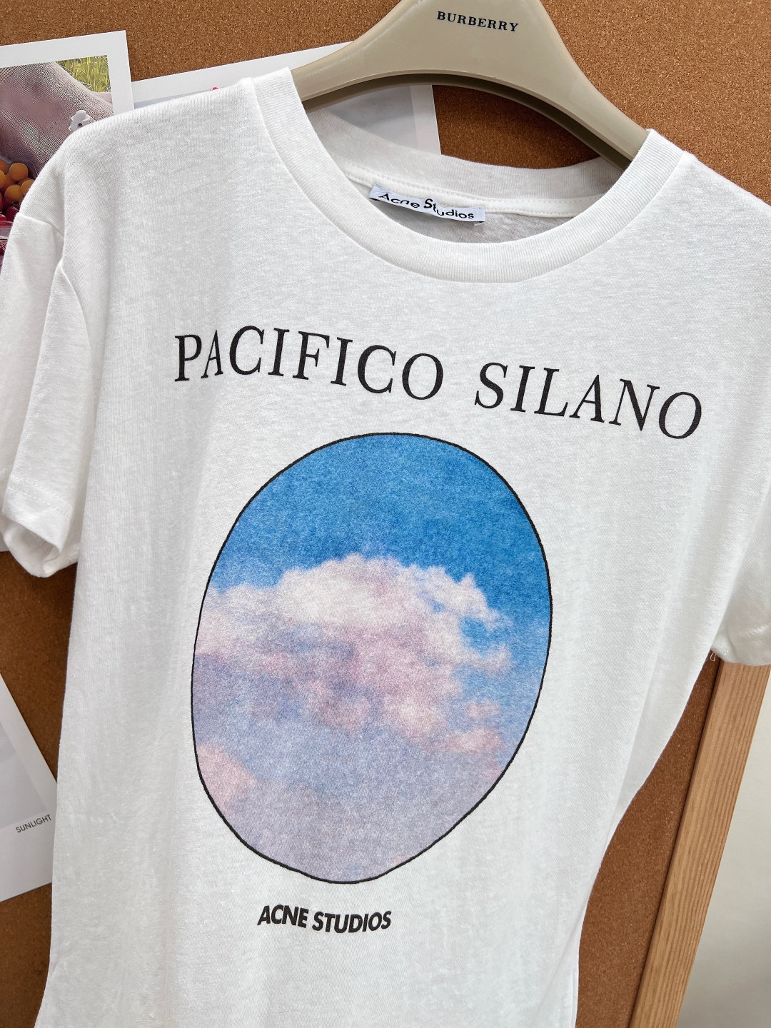 🆕Acne Studios✖️Pacifico Silano联名款蓝天白云印花修身短袖T恤白色底色上,椭 🆕Acne Studios✖️Pacifico Silano联名款蓝天白云印花修身短袖T恤白色底色上,椭