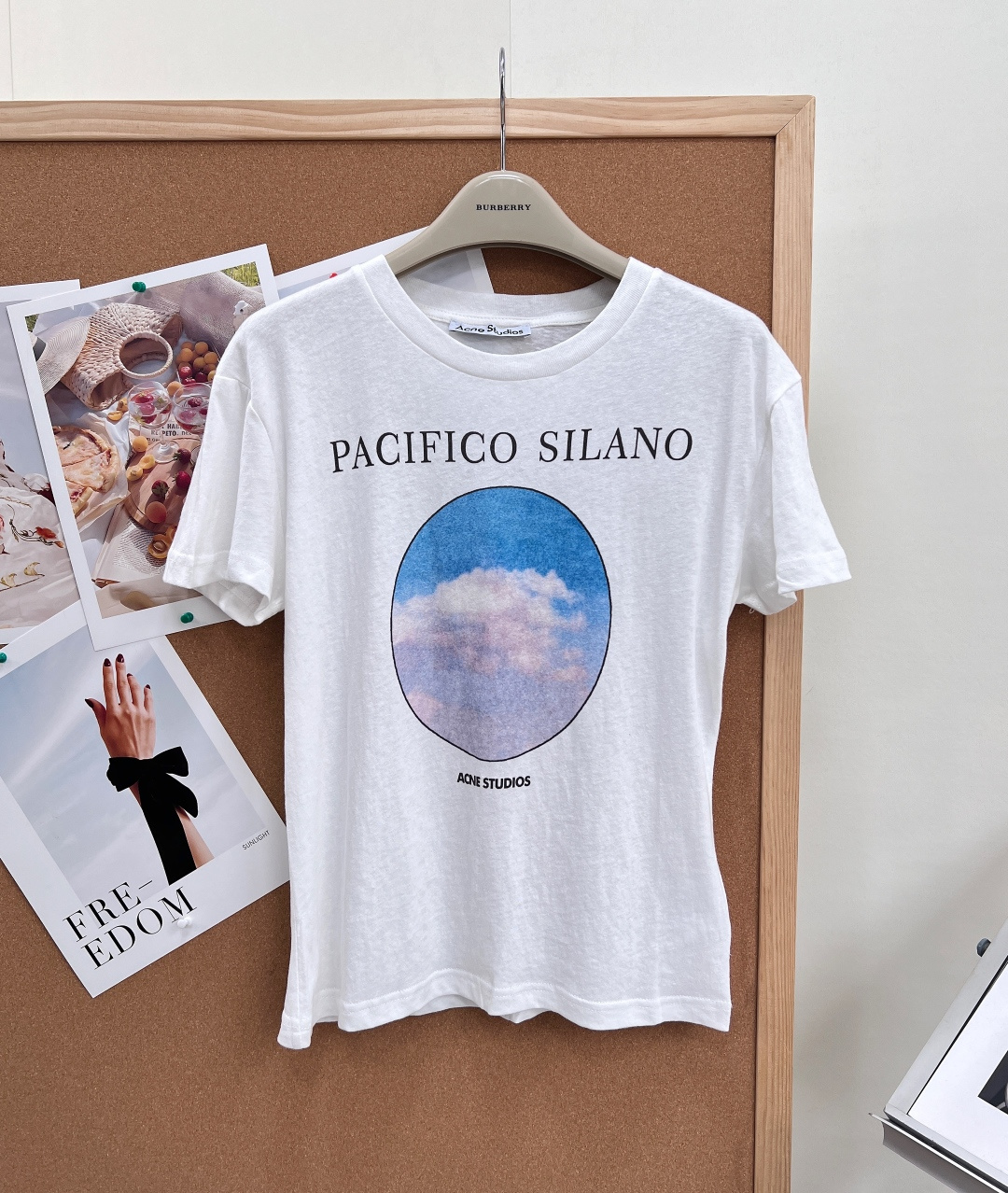 NO:839922,Acne Studios Pacifico Silano co-branded blue sky and white clouds print slim-fit short-sleeved T-shirt. On a white background, the oval-framed blue sky and white clouds print comes with a retro film filter, matched with Pacifico Silano's iconic text logo. It is niche and artistic, and does not conflict with the style at all. The tailoring is slim but not tight, and the upper body is neat and slim, which can quietly outline the soft lines.  Customized imported yb cotton and linen blended material, it is breathable and not sweaty in summer, and it has a cool and artistic feel when worn alone. The white tone is clean and elegant, the slim-fit upper body is huge and neat, hides the flesh and makes you slim, and is not picky at all. The blue sky and white clouds are captured at a glance. The soft fabric is super comfortable to wear in summer. Pair it with jeans and you will have a cool Korean sister style. Pair it with a pleated skirt and you will become a literary sweet girl in seconds. Unlock N styles in one piece, and you will immediately turn heads when you go out on the street!  All three standards are complete, and the goods will be shipped in large quantities!  Size sml,,acne studios,dior,skirts,jeans,T-shirt,tees,t-shirt,19860909Acne StudiosPacifico Silano联名款蓝天白云印花修身短袖T恤 白色底色上,椭圆框住的蓝天白云印花自带复古胶片滤镜,搭配Pacifico Silano标志性的文字标识,小众又有艺术感,完全不撞款 修身但不紧身的剪裁,上身利落又显瘦,能悄悄勾勒出柔和的线条感 定制进口yb棉麻混纺材质,夏天穿透气不闷汗,单穿自带清冷文艺感 白色调干净又显气质,修身款上身巨显利落,藏肉又显瘦,完全不挑身材. 一眼沦陷的蓝天白云 软乎乎的面料夏天穿超舒服,随便搭牛仔裤就是韩系清冷姐姐风,搭百褶裙又秒变文艺甜妹,一件解锁N种风格,日常出街回头率直接拉满！三标齐全,大货出！ 尺码sml,,acne studios,dior,skirts,jeans,T-shirt,tees，t-shirt,,Women's clothing