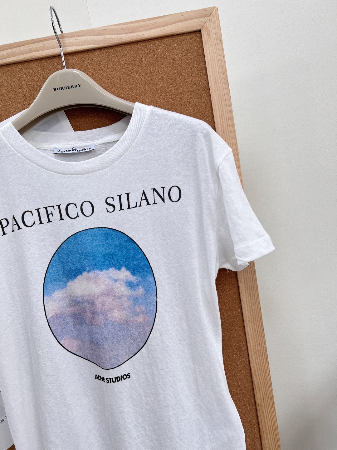 🆕Acne Studios✖️Pacifico Silano联名款蓝天白云印花修身短袖T恤白色底色上,椭 🆕Acne Studios✖️Pacifico Silano联名款蓝天白云印花修身短袖T恤白色底色上,椭