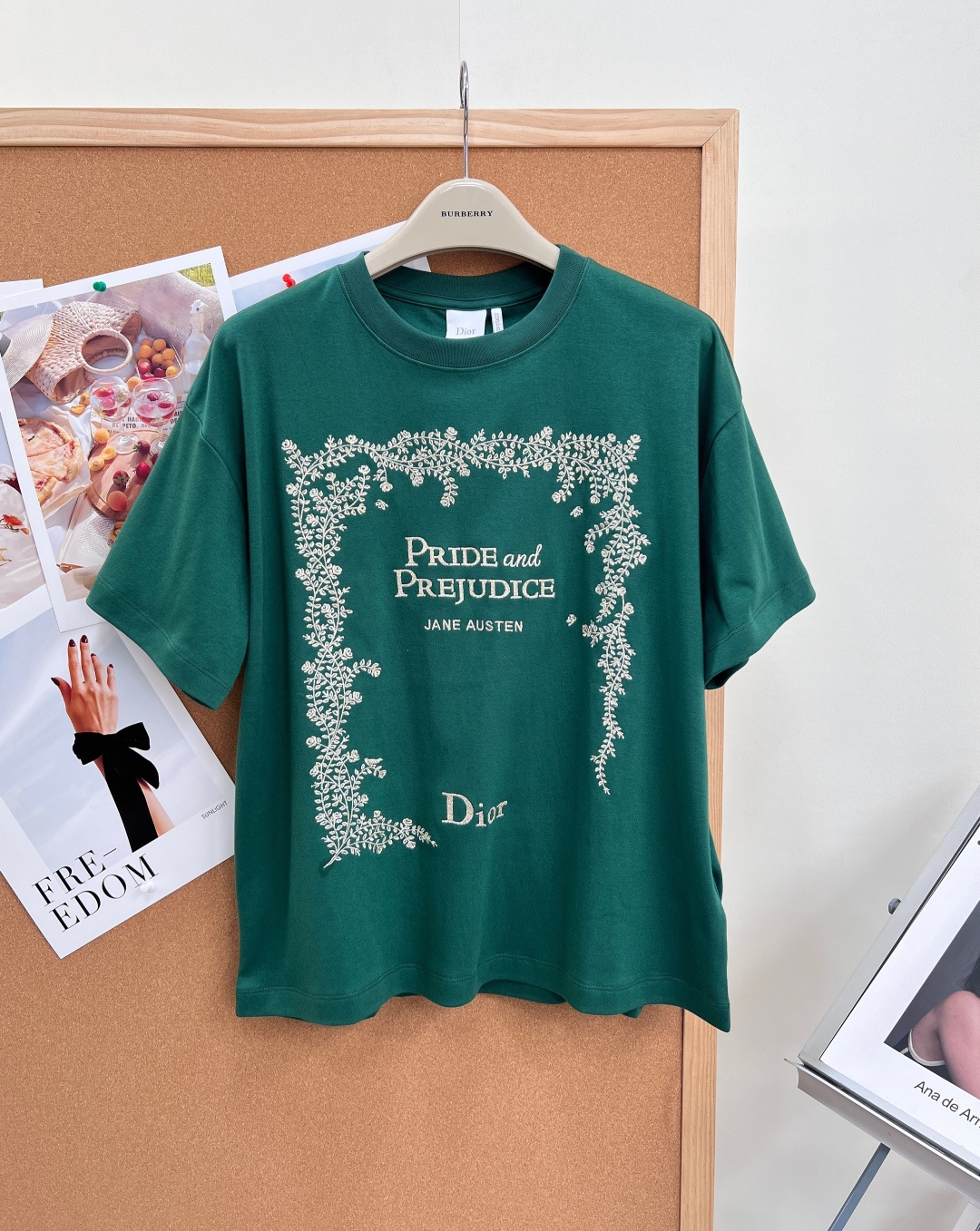NO:839916,Dior's new 'Pride and Prejudice' themed embroidered short-sleeved T-shirt. This light luxury short-sleeved shirt with a literary and artistic atmosphere combines classic literature and high fashion aesthetics, retro and noble. -Themed design, the front is inspired by Jane Austen's 'Pride and Prejudice', with exquisite golden vine flower embroidery, a delicate three-dimensional wrap-around pattern, and the brand's classic Dior logo embellished below, giving it a full literary and artistic feel.  -High-end retro dark green background, calm and white without being picky, gold embroidery contrasting color is full of nobility, low-key with exquisite details, and not exaggerated in daily life.  -Loose off-shoulder round-neck style, casual and tolerant, not picky about your body shape; soft and skin-friendly cotton fabric is selected, breathable and comfortable, suitable for daily commuting and casual outings. French elegance and retro literary sense, easy to create a relaxed look, high-end when worn alone or layered, with a niche and high-end atmosphere. Complete with three standards, large quantities of goods!  Size sml, dior, T-shirt, tees, t-shirt,19860909Dior新款《傲慢与偏见》主题刺绣短袖T恤这款极具文艺氛围感的轻奢短袖,将经典文学与高级时装美学融合,复古又显贵气. -主题设计,正面以简·奥斯汀《傲慢与偏见（Pride and Prejudice）》为灵感,搭配精致金色藤蔓花卉刺绣,环绕式花纹细腻立体,下方点缀品牌经典Dior标识,文艺感拉满. -高级复古墨绿色底色,沉稳显白不挑皮,金色刺绣撞色贵气十足,低调中自带精致细节,日常不浮夸. -宽松落肩圆领版型,休闲包容,不挑身材；甄选软糯亲肤的棉质面料,透气舒适,日常通勤、休闲出街都适配.法式优雅与复古文艺感,轻松打造松弛感穿搭,单穿叠穿都高级,自带小众高级的氛围感.三标齐全,大货出！ 尺码sml,,dior,T-shirt,tees，t-shirt,,Women's clothing