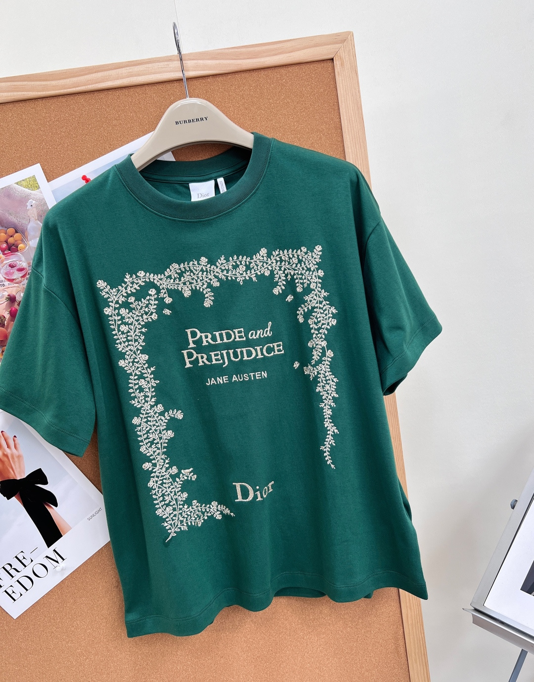 🆕Dior新款《傲慢与偏见》主题刺绣短袖T恤✨这款极具文艺氛围感的轻奢短袖,将经典文学与高级时装美学融合 🆕Dior新款《傲慢与偏见》主题刺绣短袖T恤✨这款极具文艺氛围感的轻奢短袖,将经典文学与高级时装美学融合