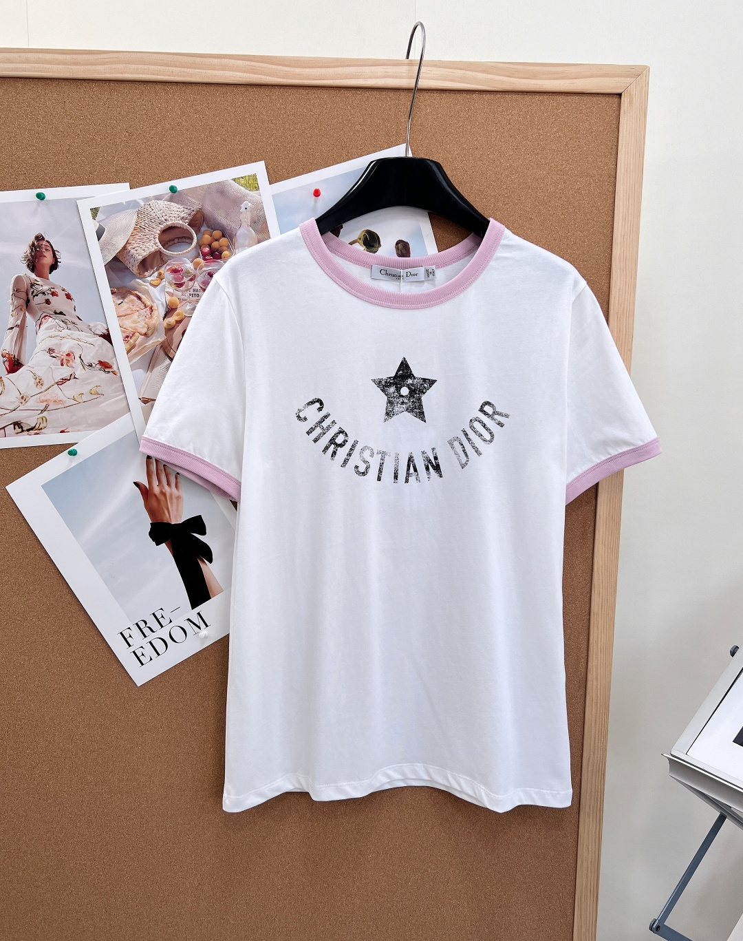NO:840612,DIOR limited-edition short-sleeved T-shirt with aged letters printed on five-pointed stars. Dior's clothes are not only elegant. Every time they are produced, they are tailor-made for women. They are so perfect. It is a must-have high-end item for white and beautiful women. The classic version has an elegant temperament and an age-reducing girlish style. The front is decorated with retro-effect logo letters and lucky five-pointed star printing, and the back is decorated with a little bee logo. The printing details and texture can be compared at will!  The collar and cuffs are dyed with contrasting ribbing to highlight the modern and fashionable style. The noble daughter wears a gentle white moonlight that makes people fall in love with her at a glance. The daughter’s short-sleeved dress is simple and elegant. It’s low-key and luxurious, right? The upper body looks slim and tall!  The exquisite and low-key color matching is full of texture, and it looks very elegant when paired with skirts and jeans!  All three standards are complete, and the goods will be shipped in large quantities!  Size sml,,dior,dior,skirts,jeans,T-shirt,tees,t-shirt,19860909DIOR 限定五角星做旧字母印花短袖T恤, 迪奥的衣服 不仅仅是优雅 每次出品都是为女性量身定制 都是那么完美 白富美必入高级单品,经典版型气质优雅减龄少女风 正面饰以复古效果logo字母和幸运五角星印花,背面饰小蜜蜂标识,印花细节质感可以随意对比！领圈和袖口定染对色罗纹凸显现代时髦格调 贵气千金穿搭温柔白月光让人一眼就会爱上的千金短袖穿上简洁大方 低调奢华说的就是它吧 上身显瘦又高挑！精致低调的配色充满质感 搭配半裙 牛仔裤都很气质！三标齐全,大货出！ 尺码sml,,dior,dior,skirts,jeans,T-shirt,tees，t-shirt,,Women's clothing