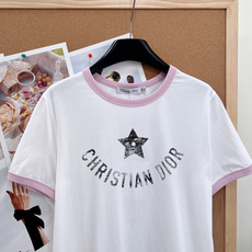 🆕DIOR 限定五角星⭐️做旧字母印花短袖T恤,迪奥🏠的衣服 不仅仅是优雅 每次出品都是为女性量身定制 🆕DIOR 限定五角星⭐️做旧字母印花短袖T恤,迪奥🏠的衣服 不仅仅是优雅 每次出品都是为女性量身定制