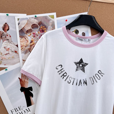 🆕DIOR 限定五角星⭐️做旧字母印花短袖T恤,迪奥🏠的衣服 不仅仅是优雅 每次出品都是为女性量身定制 🆕DIOR 限定五角星⭐️做旧字母印花短袖T恤,迪奥🏠的衣服 不仅仅是优雅 每次出品都是为女性量身定制