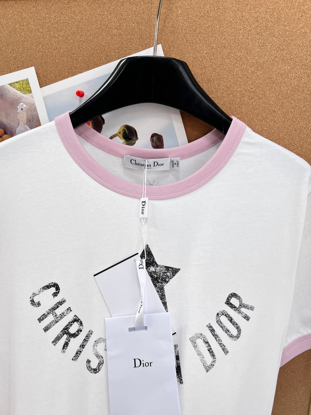 🆕DIOR 限定五角星⭐️做旧字母印花短袖T恤,迪奥🏠的衣服 不仅仅是优雅 每次出品都是为女性量身定制 🆕DIOR 限定五角星⭐️做旧字母印花短袖T恤,迪奥🏠的衣服 不仅仅是优雅 每次出品都是为女性量身定制