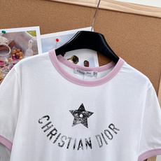 🆕DIOR 限定五角星⭐️做旧字母印花短袖T恤,迪奥🏠的衣服 不仅仅是优雅 每次出品都是为女性量身定制 🆕DIOR 限定五角星⭐️做旧字母印花短袖T恤,迪奥🏠的衣服 不仅仅是优雅 每次出品都是为女性量身定制