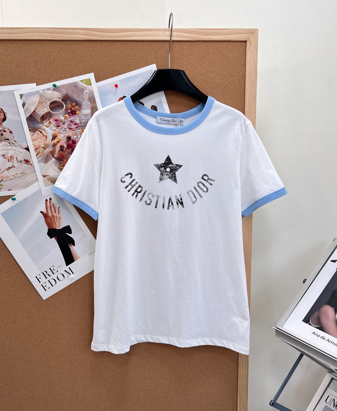 NO:840583,DIOR limited-edition short-sleeved T-shirt with aged letters printed on five-pointed stars. Dior's clothes are not only elegant. Every time they are produced, they are tailor-made for women. They are so perfect. It is a must-have high-end item for white and beautiful women. The classic version has an elegant temperament and an age-reducing girlish style. The front is decorated with retro-effect logo letters and lucky five-pointed star printing, and the back is decorated with a little bee logo. The printing details and texture can be compared at will!  The collar and cuffs are dyed with contrasting ribbing to highlight the modern and fashionable style. The noble daughter wears a gentle white moonlight that makes people fall in love with her at a glance. The daughter’s short-sleeved dress is simple and elegant. It’s low-key and luxurious, right? The upper body looks slim and tall!  The exquisite and low-key color matching is full of texture, and it looks very elegant when paired with skirts and jeans!  All three standards are complete, and the goods will be shipped in large quantities!  Size sml,,dior,dior,skirts,jeans,T-shirt,tees,t-shirt,19860909DIOR 限定五角星做旧字母印花短袖T恤, 迪奥的衣服 不仅仅是优雅 每次出品都是为女性量身定制 都是那么完美 白富美必入高级单品,经典版型气质优雅减龄少女风 正面饰以复古效果logo字母和幸运五角星印花,背面饰小蜜蜂标识,印花细节质感可以随意对比！领圈和袖口定染对色罗纹凸显现代时髦格调 贵气千金穿搭温柔白月光让人一眼就会爱上的千金短袖穿上简洁大方 低调奢华说的就是它吧 上身显瘦又高挑！精致低调的配色充满质感 搭配半裙 牛仔裤都很气质！三标齐全,大货出！ 尺码sml,,dior,dior,skirts,jeans,T-shirt,tees，t-shirt,,Women's clothing