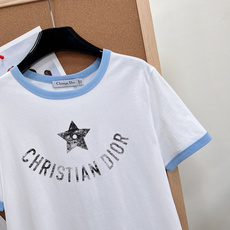🆕DIOR 限定五角星⭐️做旧字母印花短袖T恤,迪奥🏠的衣服 不仅仅是优雅 每次出品都是为女性量身定制 🆕DIOR 限定五角星⭐️做旧字母印花短袖T恤,迪奥🏠的衣服 不仅仅是优雅 每次出品都是为女性量身定制