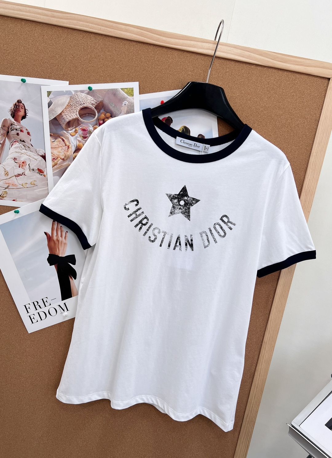 🆕DIOR 限定五角星⭐️做旧字母印花短袖T恤,迪奥🏠的衣服 不仅仅是优雅 每次出品都是为女性量身定制 🆕DIOR 限定五角星⭐️做旧字母印花短袖T恤,迪奥🏠的衣服 不仅仅是优雅 每次出品都是为女性量身定制
