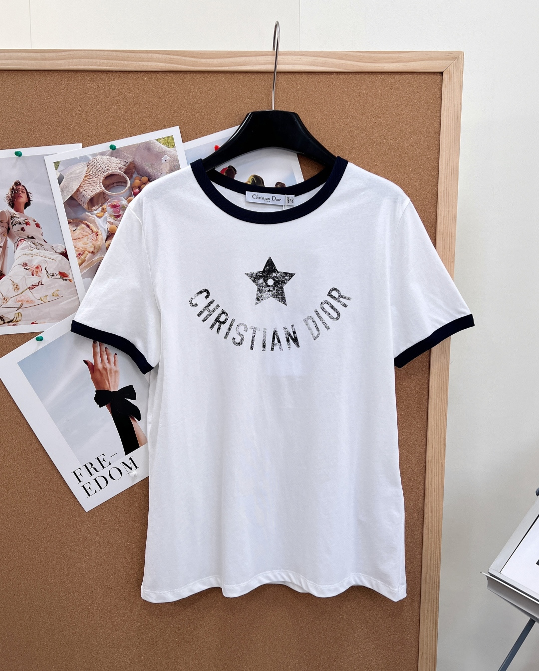 NO:840591,DIOR limited-edition short-sleeved T-shirt with aged letters printed on five-pointed stars. Dior's clothes are not only elegant. Every time they are produced, they are tailor-made for women. They are so perfect. It is a must-have high-end item for white and beautiful women. The classic version has an elegant temperament and an age-reducing girlish style. The front is decorated with retro-effect logo letters and lucky five-pointed star printing, and the back is decorated with a little bee logo. The printing details and texture can be compared at will!  The collar and cuffs are dyed with contrasting ribbing to highlight the modern and fashionable style. The noble daughter wears a gentle white moonlight that makes people fall in love with her at a glance. The daughter’s short-sleeved dress is simple and elegant. It’s low-key and luxurious, right? The upper body looks slim and tall!  The exquisite and low-key color matching is full of texture, and it looks very elegant when paired with skirts and jeans!  All three standards are complete, and the goods will be shipped in large quantities!  Size sml,,dior,dior,skirts,jeans,T-shirt,tees,t-shirt,19860909DIOR 限定五角星做旧字母印花短袖T恤, 迪奥的衣服 不仅仅是优雅 每次出品都是为女性量身定制 都是那么完美 白富美必入高级单品,经典版型气质优雅减龄少女风 正面饰以复古效果logo字母和幸运五角星印花,背面饰小蜜蜂标识,印花细节质感可以随意对比！领圈和袖口定染对色罗纹凸显现代时髦格调 贵气千金穿搭温柔白月光让人一眼就会爱上的千金短袖穿上简洁大方 低调奢华说的就是它吧 上身显瘦又高挑！精致低调的配色充满质感 搭配半裙 牛仔裤都很气质！三标齐全,大货出！ 尺码sml,,dior,dior,skirts,jeans,T-shirt,tees，t-shirt,,Women's clothing