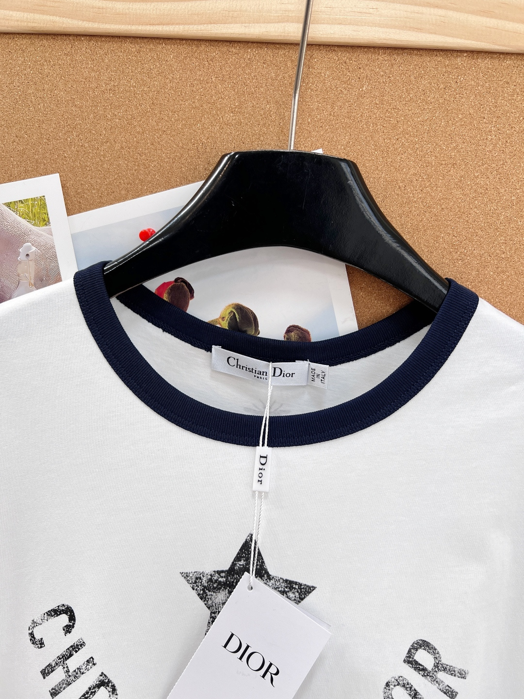 🆕DIOR 限定五角星⭐️做旧字母印花短袖T恤,迪奥🏠的衣服 不仅仅是优雅 每次出品都是为女性量身定制 🆕DIOR 限定五角星⭐️做旧字母印花短袖T恤,迪奥🏠的衣服 不仅仅是优雅 每次出品都是为女性量身定制