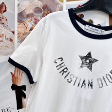 🆕DIOR 限定五角星⭐️做旧字母印花短袖T恤,迪奥🏠的衣服 不仅仅是优雅 每次出品都是为女性量身定制 🆕DIOR 限定五角星⭐️做旧字母印花短袖T恤,迪奥🏠的衣服 不仅仅是优雅 每次出品都是为女性量身定制
