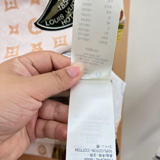🆕LOUIS VUITTON新款钥匙吊饰印花短袖 🔑 品牌溯源与设计灵感这款T恤以路易威登经典元素为创作 🆕LOUIS VUITTON新款钥匙吊饰印花短袖 🔑 品牌溯源与设计灵感这款T恤以路易威登经典元素为创作