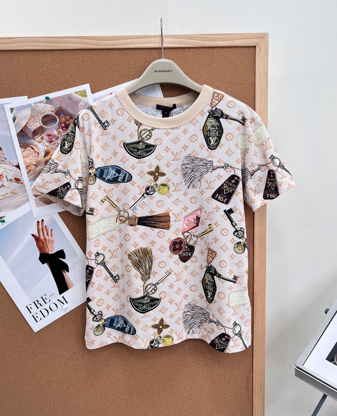 NO:840626,LOUIS VUITTON's new key charm printed short-sleeve brand traceability and design inspiration. This T-shirt takes Louis Vuitton's classic elements as the core of creation. The brand's iconic Monogram presbyopia, 1854 Hotel logo, retro keys, tassel charms and other elements are presented on the body in an all-over print, perfectly replicating the retro luxury atmosphere of the original design. Every print restores the romantic details of the brand's travel culture, cleverly integrating the classic symbols of LV's century-old craftsmanship, with self-recognizability, and easily wearing the texture of a big brand.  - Made of heavyweight pure cotton fabric, soft and skin-friendly, breathable and comfortable, and not easily deformed after long-term wear; the printing adopts environmentally friendly glue technology, the color is full and clear, and it will not stretch and crack, restoring the delicate texture of the original printing. - The loose and casual standard version is not picky and adapts to various body shapes; the beige contrast rib collar, with the original same-tank custom dyeing process, is not easy to yellow and deform, and the details are full of texture. -  The neckline and cuffs are reinforced with double-needle threading, and are complete with three standards. The workmanship is the same as the original version. From the printing position to the wiring process, everything is strictly reproduced to restore the counter-level quality. The three standards are complete, and the goods are shipped in large quantities!  Size sml,,louis vuitton,louis vuitton,louis vuitton,T-shirt,tees,t-shirt,19860909LOUIS VUITTON新款钥匙吊饰印花短袖  品牌溯源与设计灵感这款T恤以路易威登经典元素为创作核心,将品牌标志性的Monogram老花、1854 Hotel标识、复古钥匙、流苏吊饰等元素,以满印形式呈现于衣身,完美复刻原版设计的复古奢华氛围.每一处印花都还原了品牌旅行文化的浪漫细节,将LV百年工艺的经典符号巧妙融合,自带辨识度,轻松穿出大牌质感. - 采用重磅纯棉面料,柔软亲肤且透气舒适,久穿不易变形；印花采用环保胶浆工艺,色彩饱满清晰,拉伸不开裂,还原原版印花的细腻质感. - 宽松休闲的标准版型,不挑身材,适配各种身形；米杏色撞色罗纹领口,搭配原版同缸定染工艺,不易发黄变形,细节处尽显质感. - 领口、袖口双针走线加固,三标齐全,对标原版做工,从印花位置到走线工艺都严格复刻,还原专柜级品质.三标齐全,大货出！ 尺码sml,,louis vuitton,louis vuitton,louis vuitton,T-shirt,tees，t-shirt,,Women's clothing